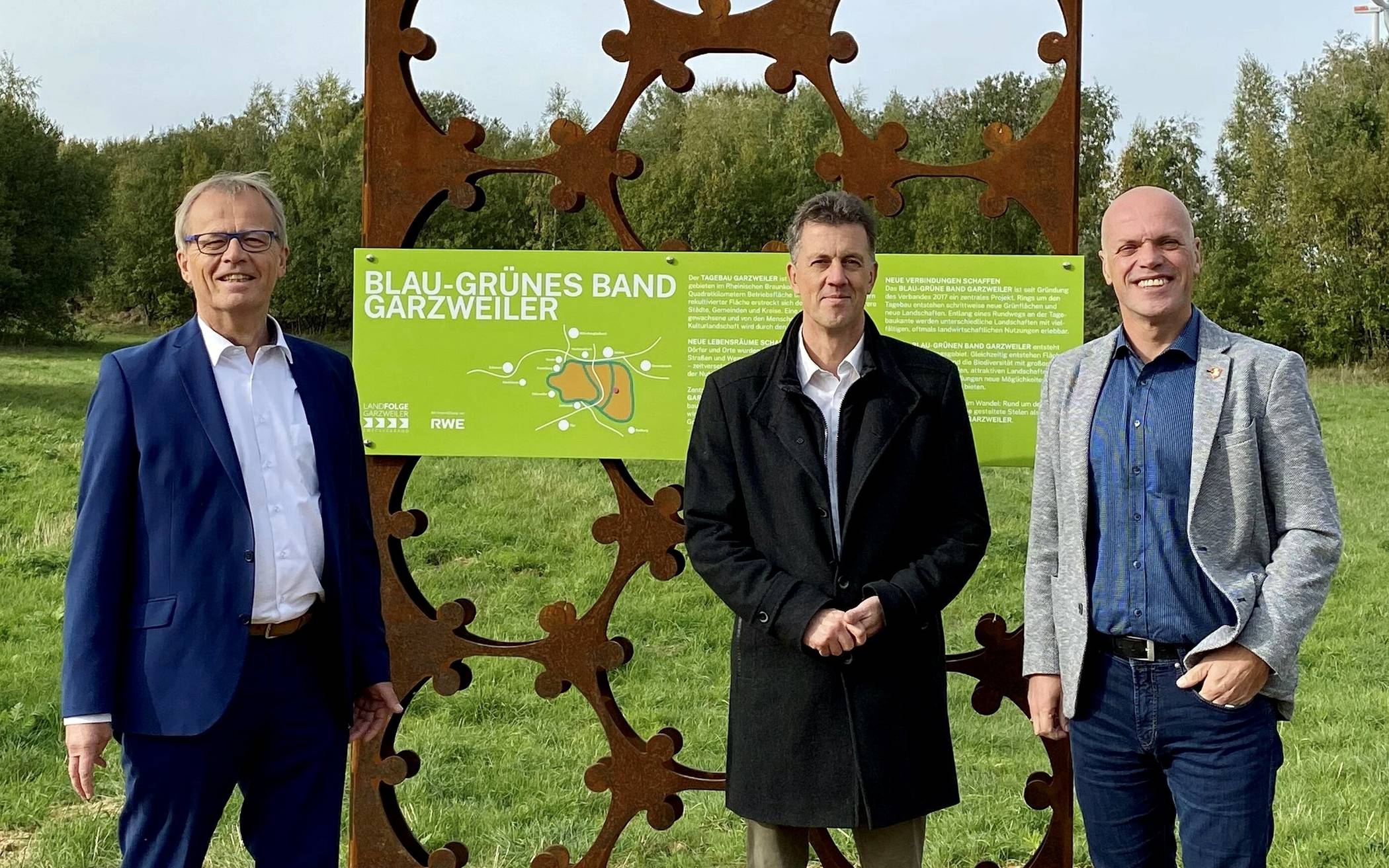 Stele im „blau-grünen Band“