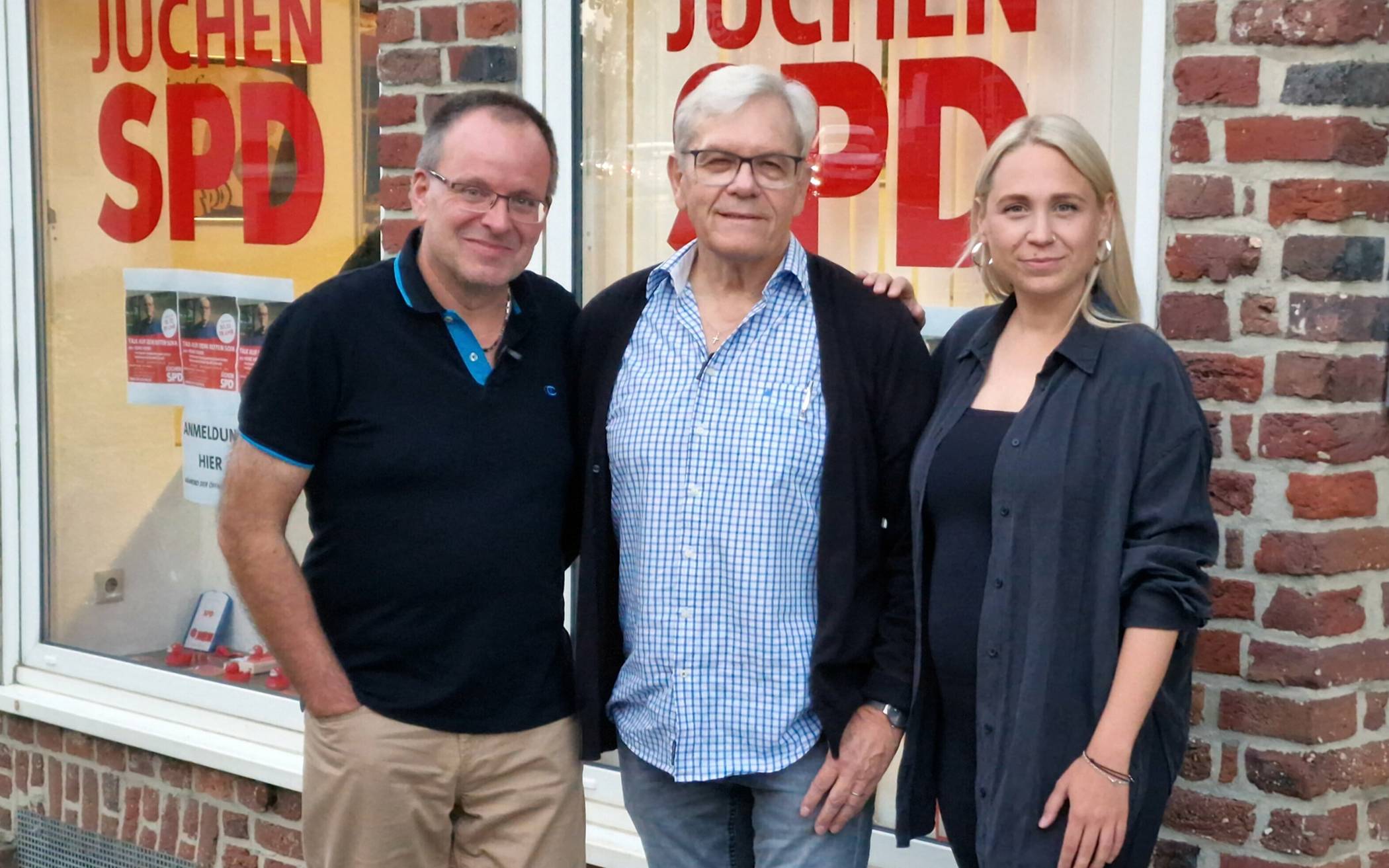  Heinz Kiefer (Mitte) mit den beiden SPD-Ortsvereinsvorsitzenden Ann-Lisa Strohbach und Norbert John vor dem "Talk auf dem Roten Sofa".Foto: Birgit John/SPD Jüchen 