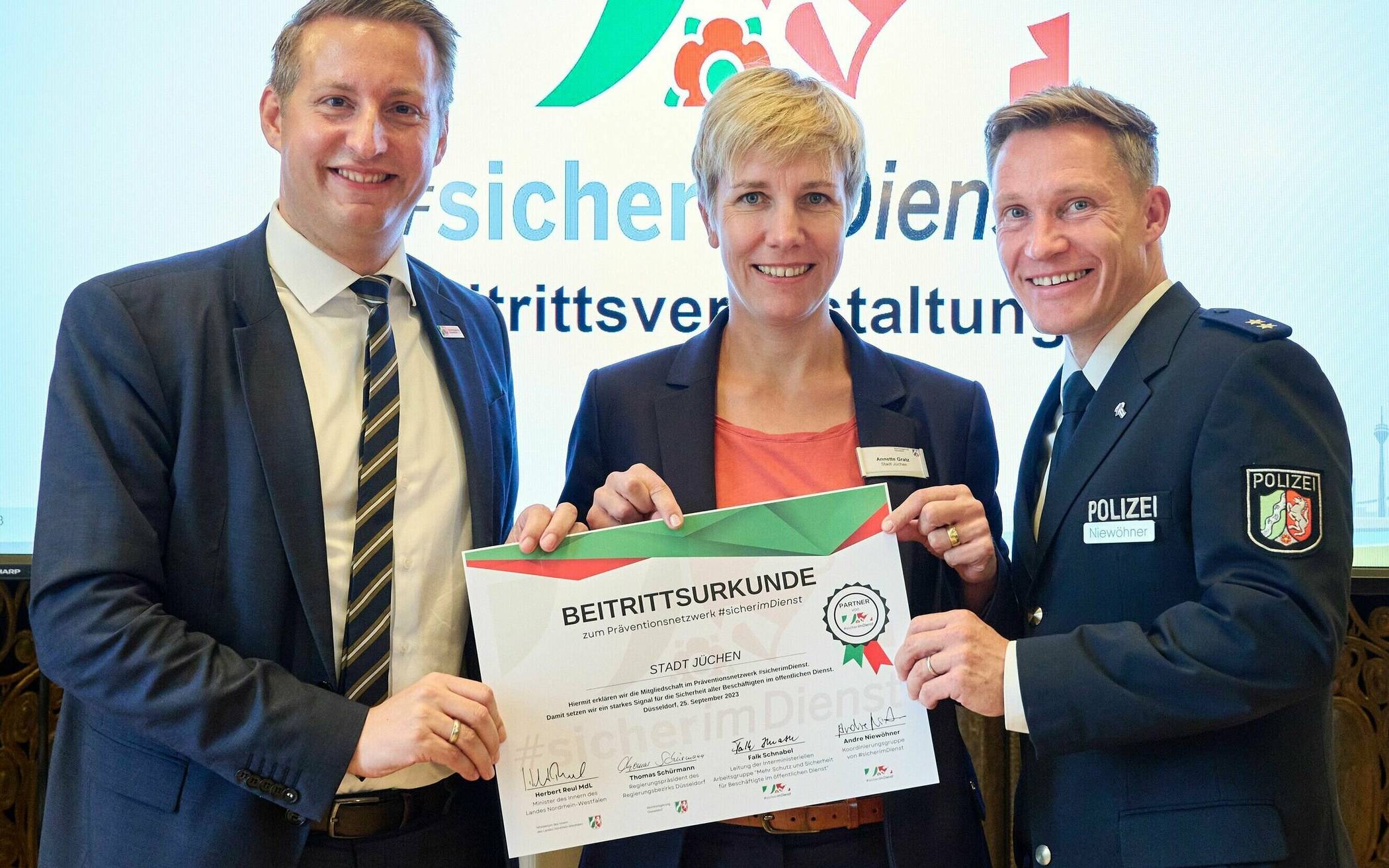  Von links: Regierungspräsident Thomas Schürmann, Jüchens Ordnungsdezernentin Annette Gratz und Polizeioberrat Andre Niewöhner.  