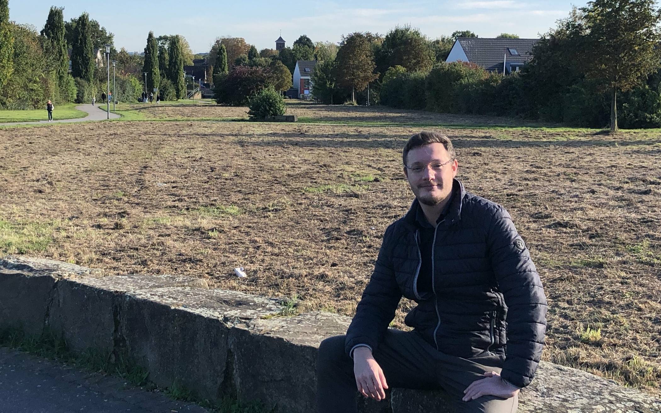 Max von Borzestowski mit dem Gelände am Melissenweg in seinem Rücken: Viel Freiraum für den Jugendpark.
