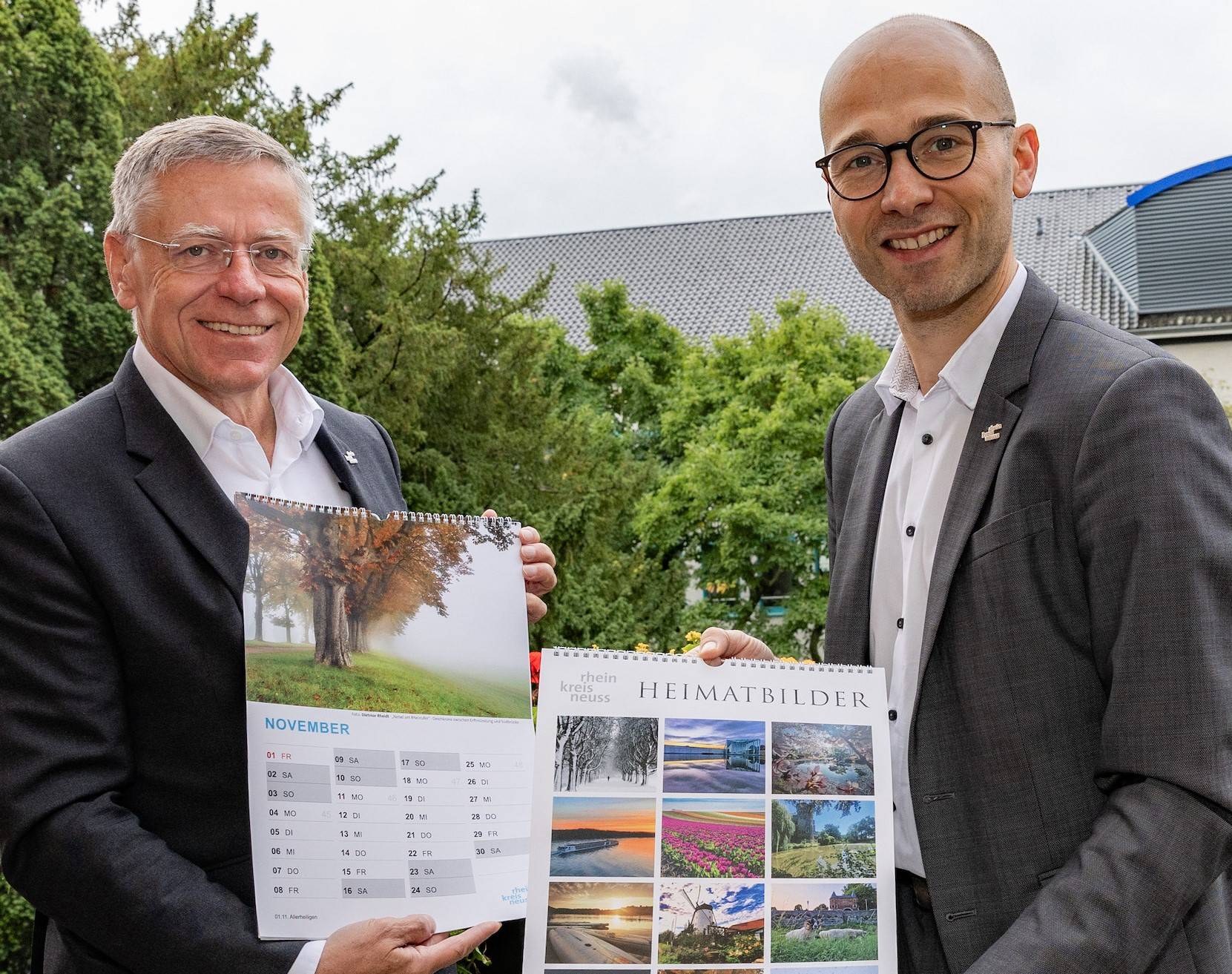 Landrat Hans-Jürgen Petrauschke und Kreis-Sprecher Benjamin Josephs stellen die Heimatkalender 2024 vor.