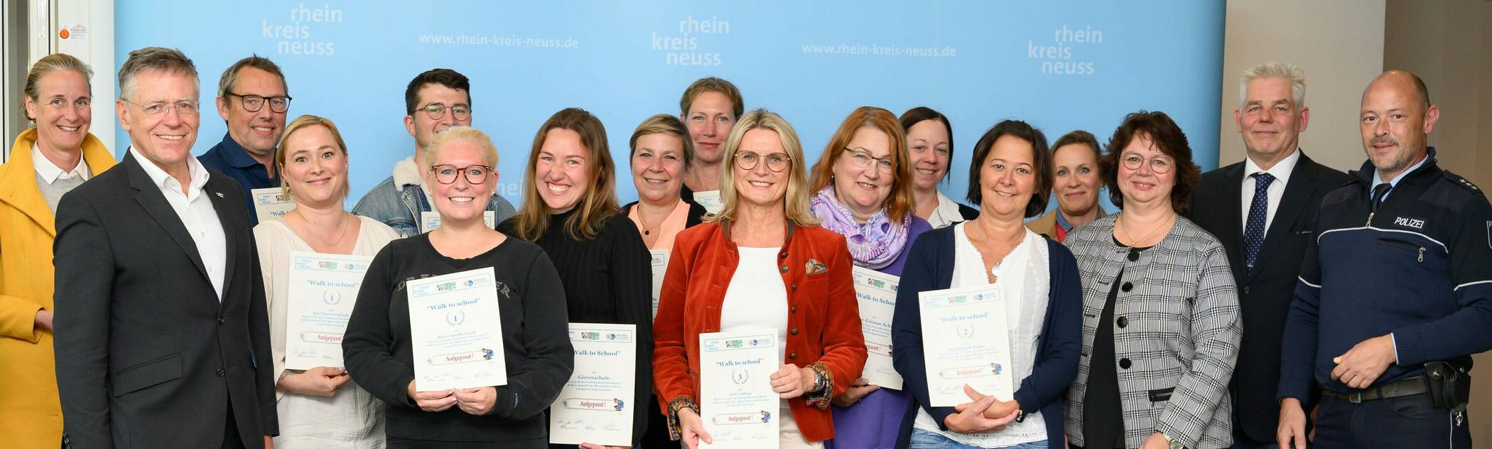  Im Kreishaus zeichnete Landrat Hans-Jürgen Petrauschke (Dritter von links) zusammen mit Jörg Birken (rechts), Stephan Vetten (Zweiter von rechts) und Petra Heinen-Dauber (Dritte von rechts) die erfolgreichen Schulen im Verkehrssicherheitsprojekt „Walk to School“ aus. 