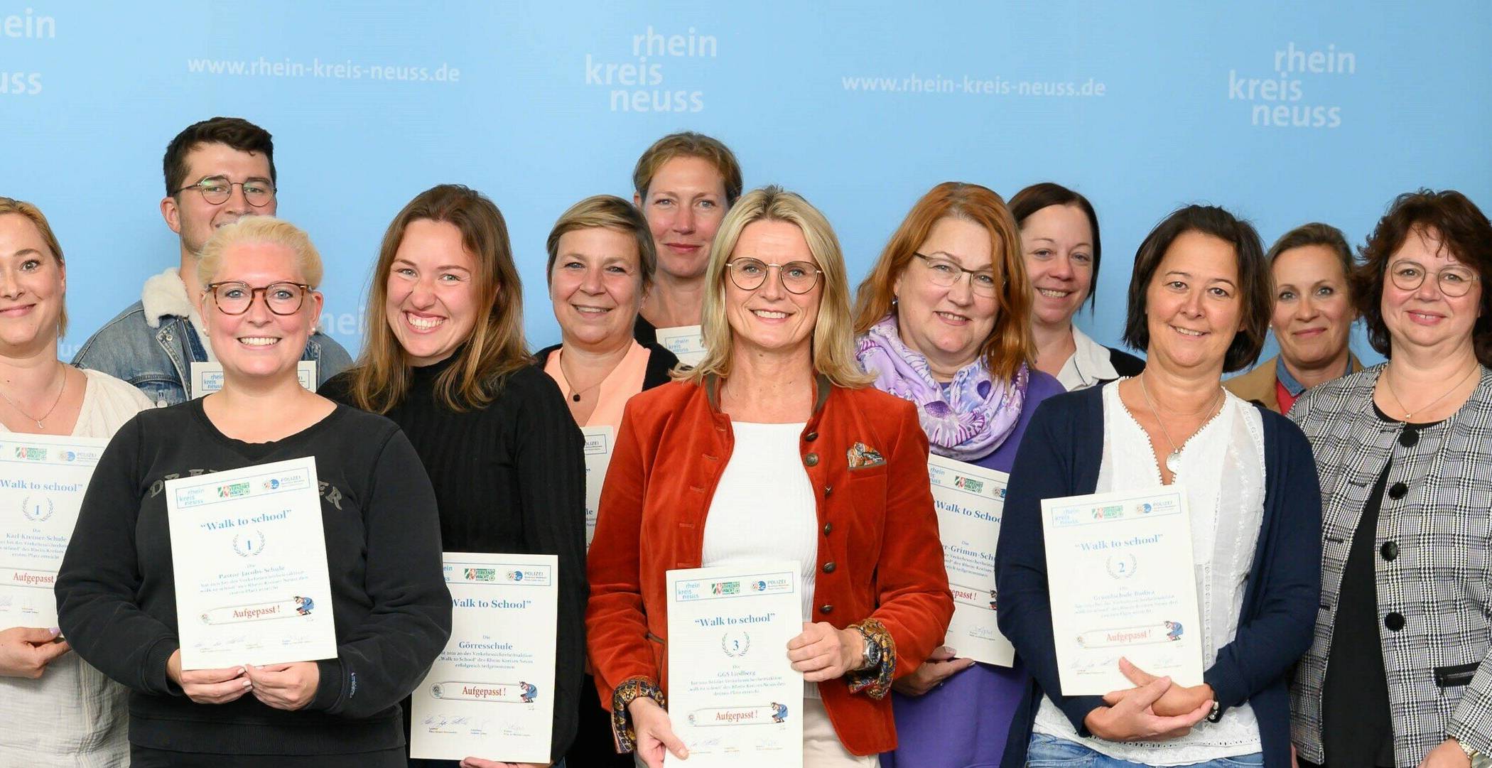  Im Kreishaus zeichnete Landrat Hans-Jürgen Petrauschke (Dritter von links) zusammen mit Jörg Birken (rechts), Stephan Vetten (Zweiter von rechts) und Petra Heinen-Dauber (Dritte von rechts) die erfolgreichen Schulen im Verkehrssicherheitsprojekt „Walk to School“ aus. 