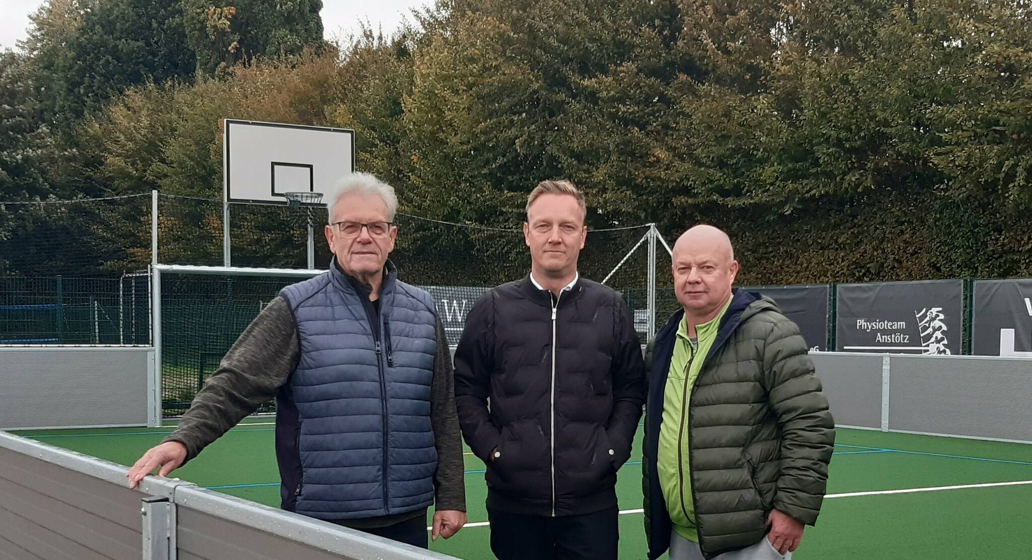 Von links: Heinz Kiefer, SSV Vorsitzender, Marco van Luyk, zweiter Vorsitzender des VfB Hocheneukirch, und Jürgen Stracks, Vorsitzender des VfB, sind begeistert von der Multisportanlage.  