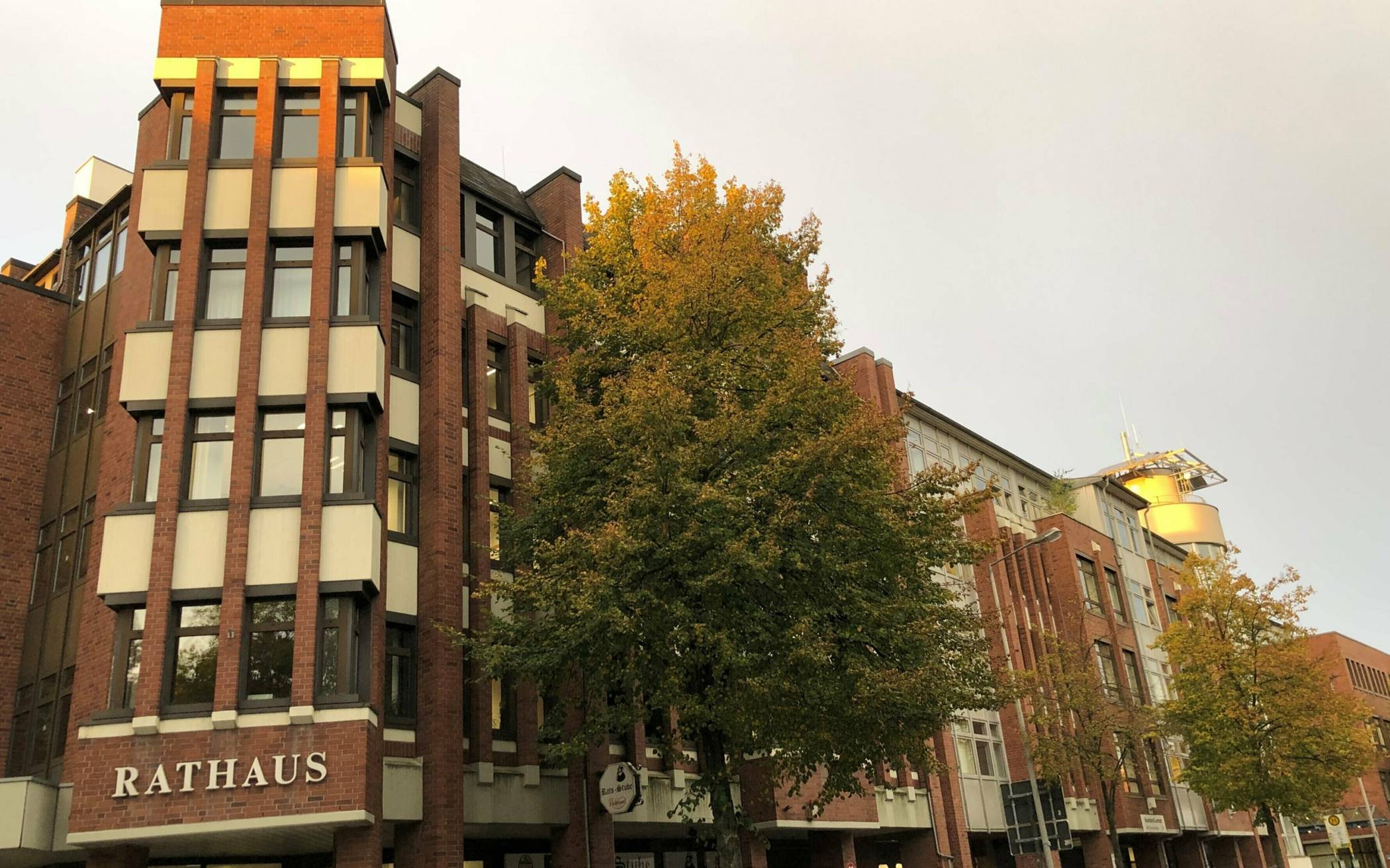 Das „neue Rathaus“ in der Herbstsonne.