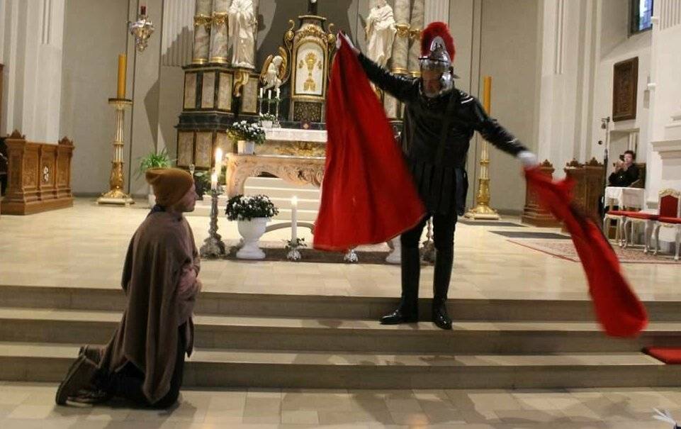  Die Mantelteilung in der Elsener Pfarrkirche. Norbert Stüttgen ist es wichtig deutlich zu machen, dass „St. Martin“ ohne Vorbedingungen teilt, alle Kinder „teilhaben“ lässt. Das unterscheide seinen Heiligen von Nikolaus und Christkind. 