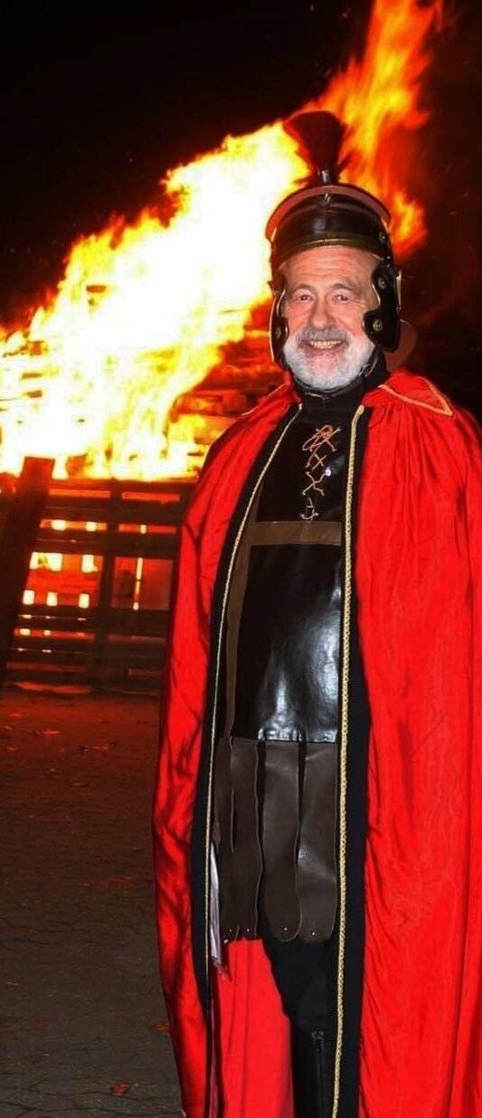  Norbert Stüttgen vor dem Martinsfeuer. 