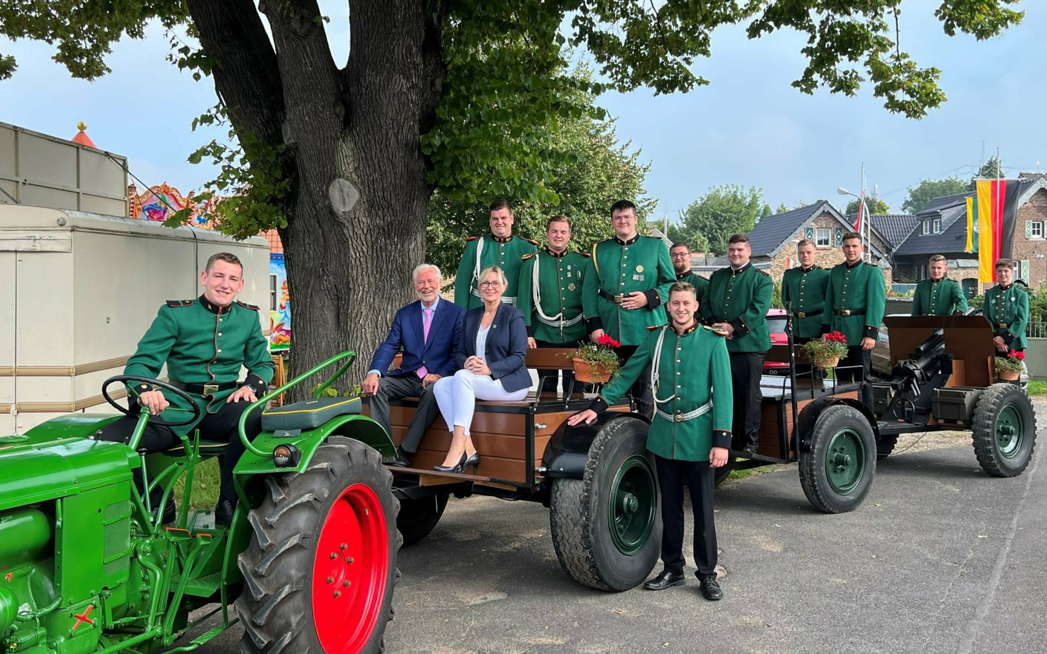 Ein historisches Zugfahrzeug gab es jetzt für die Artillerie der Ansteler Schützen-Bruderschaft.    