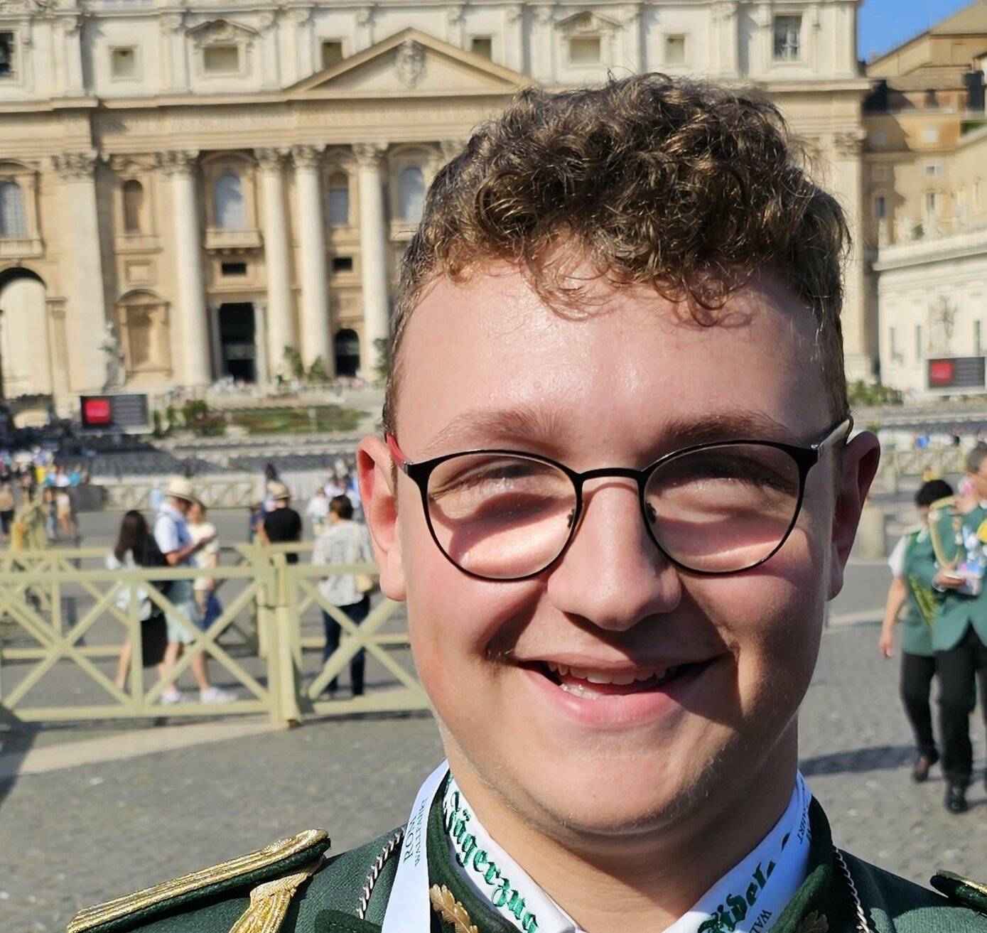  Luca Peters, Bruderschaftsprinz der Gindorfer Schützenruderschaft, erhielt jetzt unverhofft die Gelegenheit, im Rahmen der Schützen-Romwallfahrt, im Petersdom als Messdiener zu agieren. Der Berliner Erzbischof dankte seinen Messdienern mit einem gemeinsamen Gruppenbild in der Sakristei des Petersdoms.  