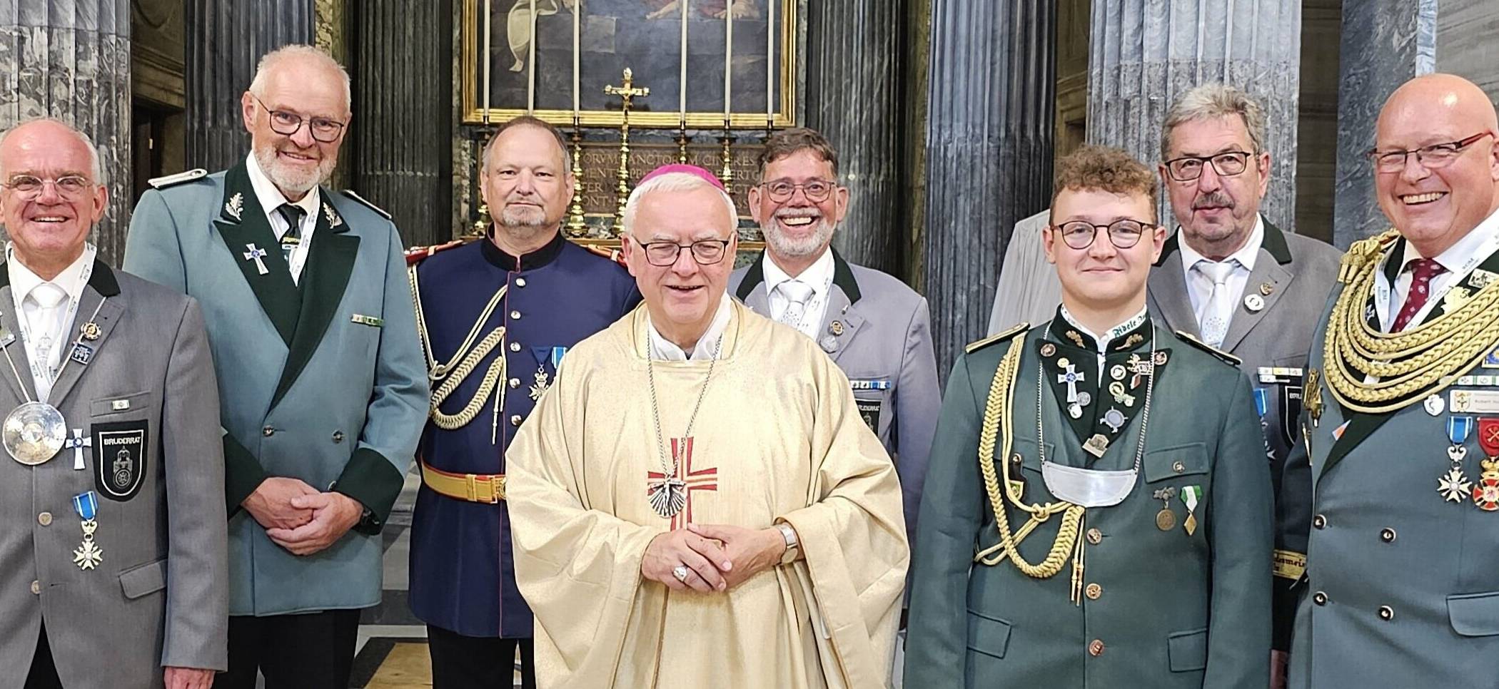 Erzbischof Dr. Koch mit Ministranten und Kommunionhelfer aus Mönchengladbach und Gustorf-Gindorf in der Sakristei im Petersdom. Rechts: Luca Peters, Bruderschaftsprinz der Gindorfer Schützenbruderschaft, als Messdiener.