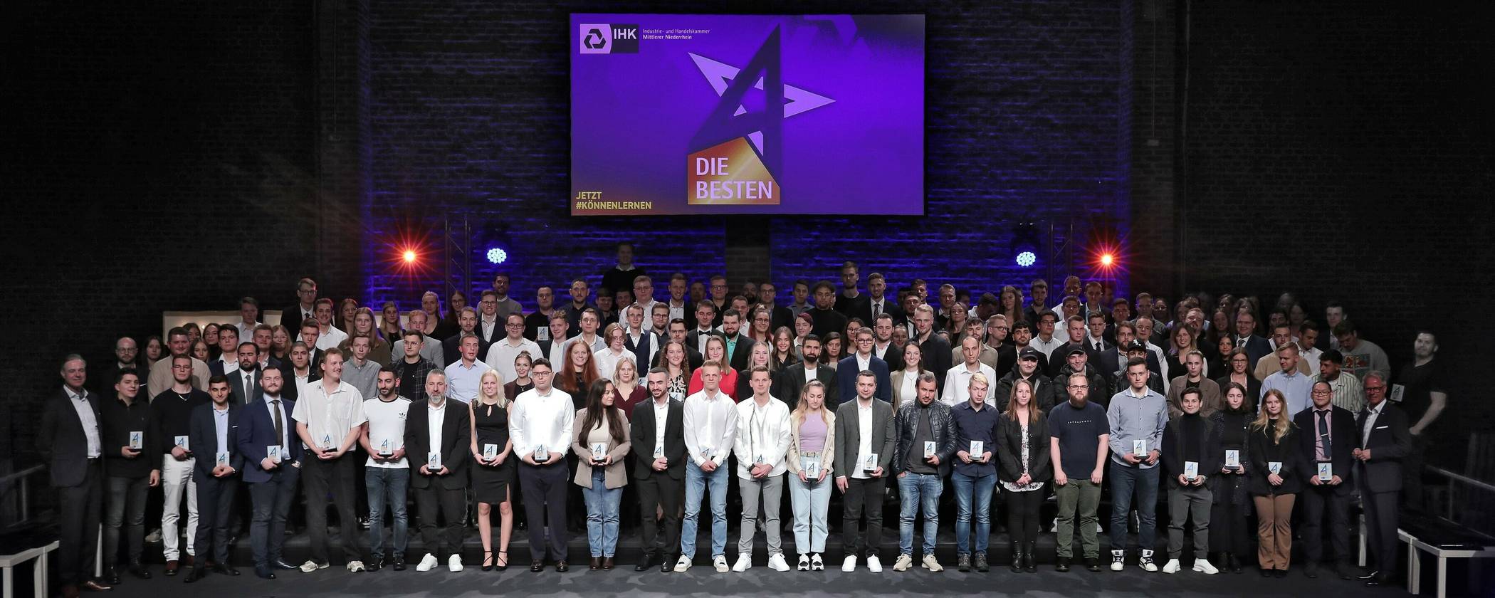 Die IHK hatte zur alljährlichen Bestenehrung eingeladen, um neben den Super-Azubis auch die besten Ausbildungsbetriebe, Berufskollegs und Fortbildungsabsolventinnen und -absolventen zu ehren.