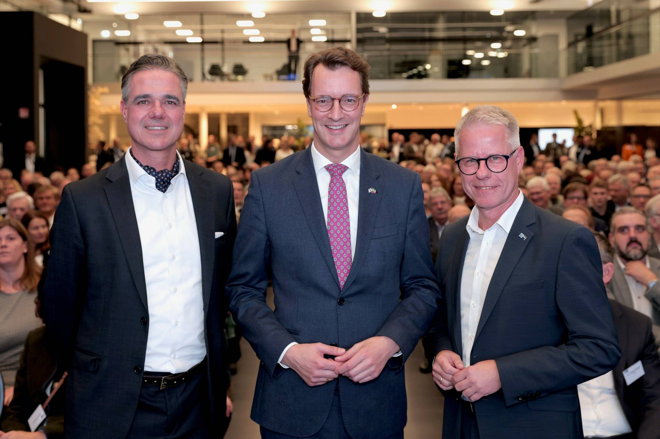 IHK-Präsident Elmar te Neues (links), Ministerpräsident Hendrik Wüst (Mitte) und IHK-Hauptgeschäftsführer Jürgen Steinmetz.  