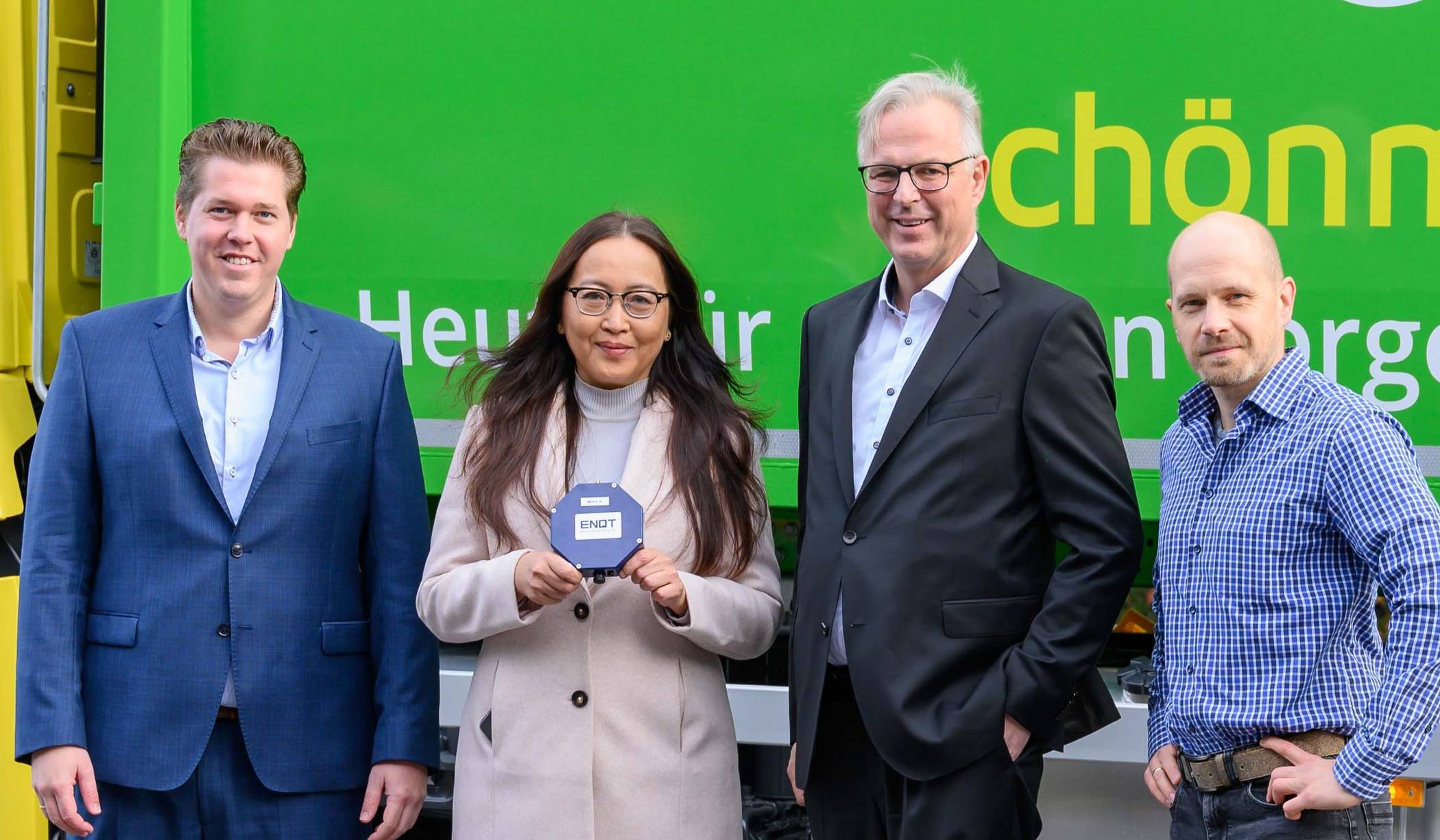  Echtzeit-Mobilfunkmessung gestartet (von links): Pascal Beyerlein, Dr. Anna Beck, Kreisdirektor Dirk Brügge und Tobias Thieser auf dem Betriebsgelände von „Schönmackers“. 