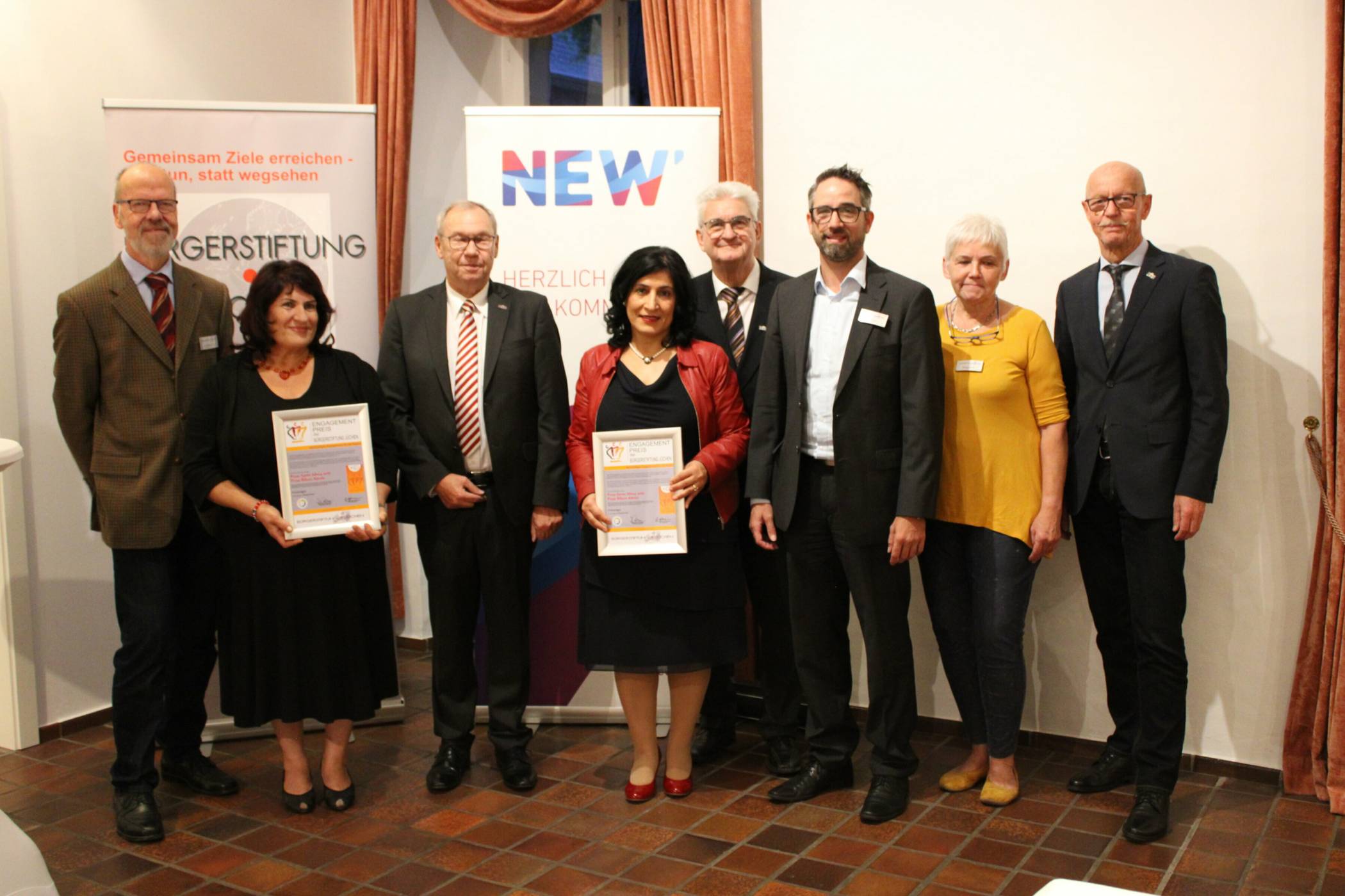 Die Bürgerstiftung Jüchen zeichnete Bilsen Atmis (2.v.l.) und Serin Alma (Mitte) mit dem Engagement-Preis aus.  