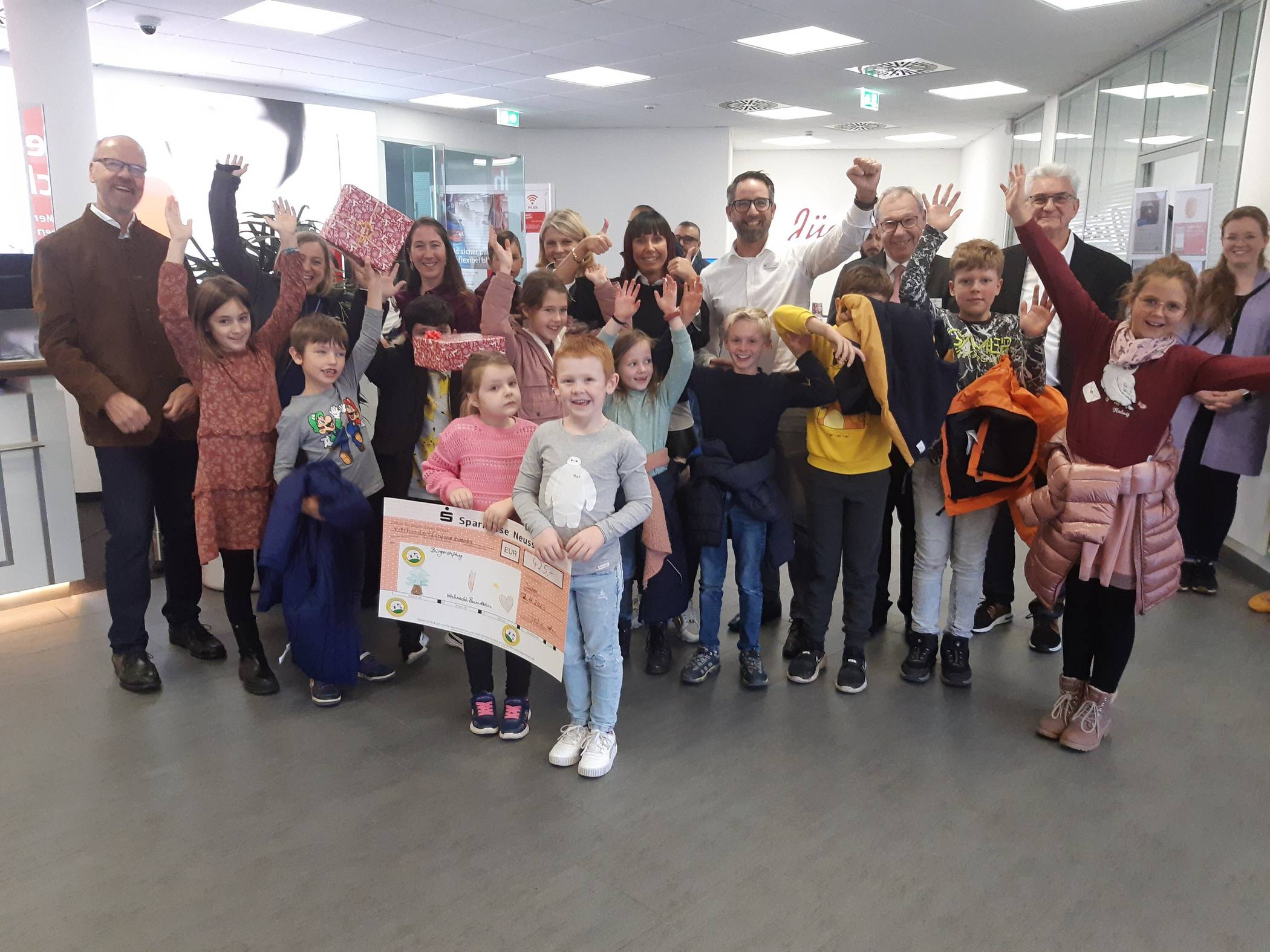Die Stimmung beim Auftakt der Wunschbaum-Aktion war super. Dafür kamen sogar die Klassensprecher der GGS Jüchen und Kita-Kids aus Garzweiler in die Sparkasse.