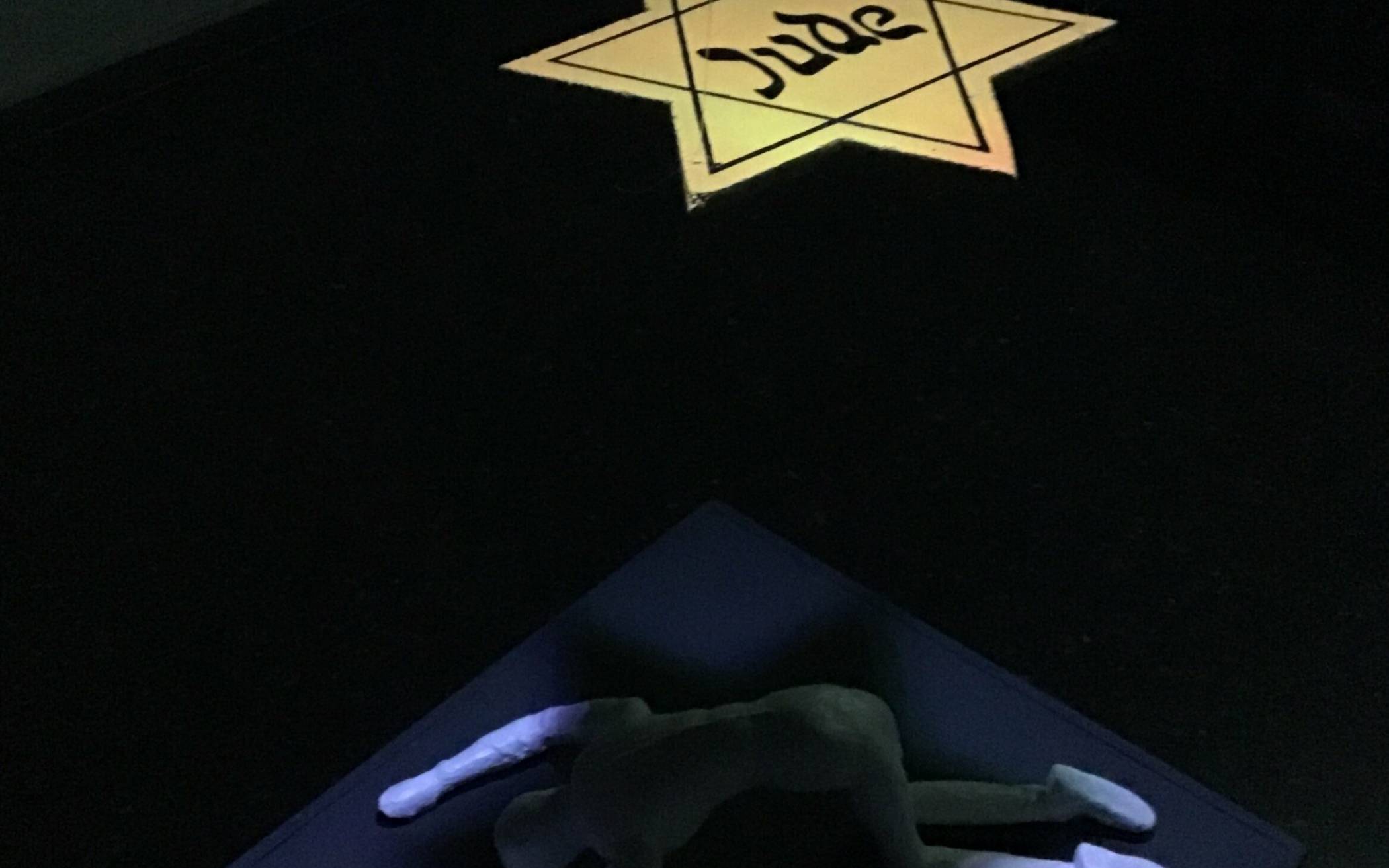  Jessica Schumacher und Anna-Lena Kurz haben  „Die Last“ als Lichtinstallation aus Gips, Licht und Holz geschaffen. 
