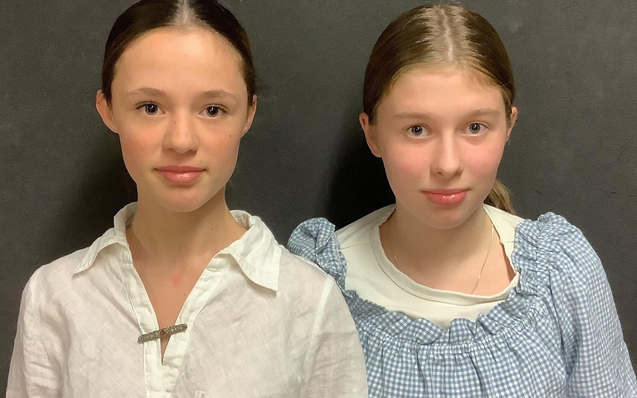  Mona Stankowiak (weiße Bluse) spielt die „Jüdische Frau“ von Bert Brecht und Emilia Wüllenweber spielt „Die deutsche Frau“ von Folker Banik. 