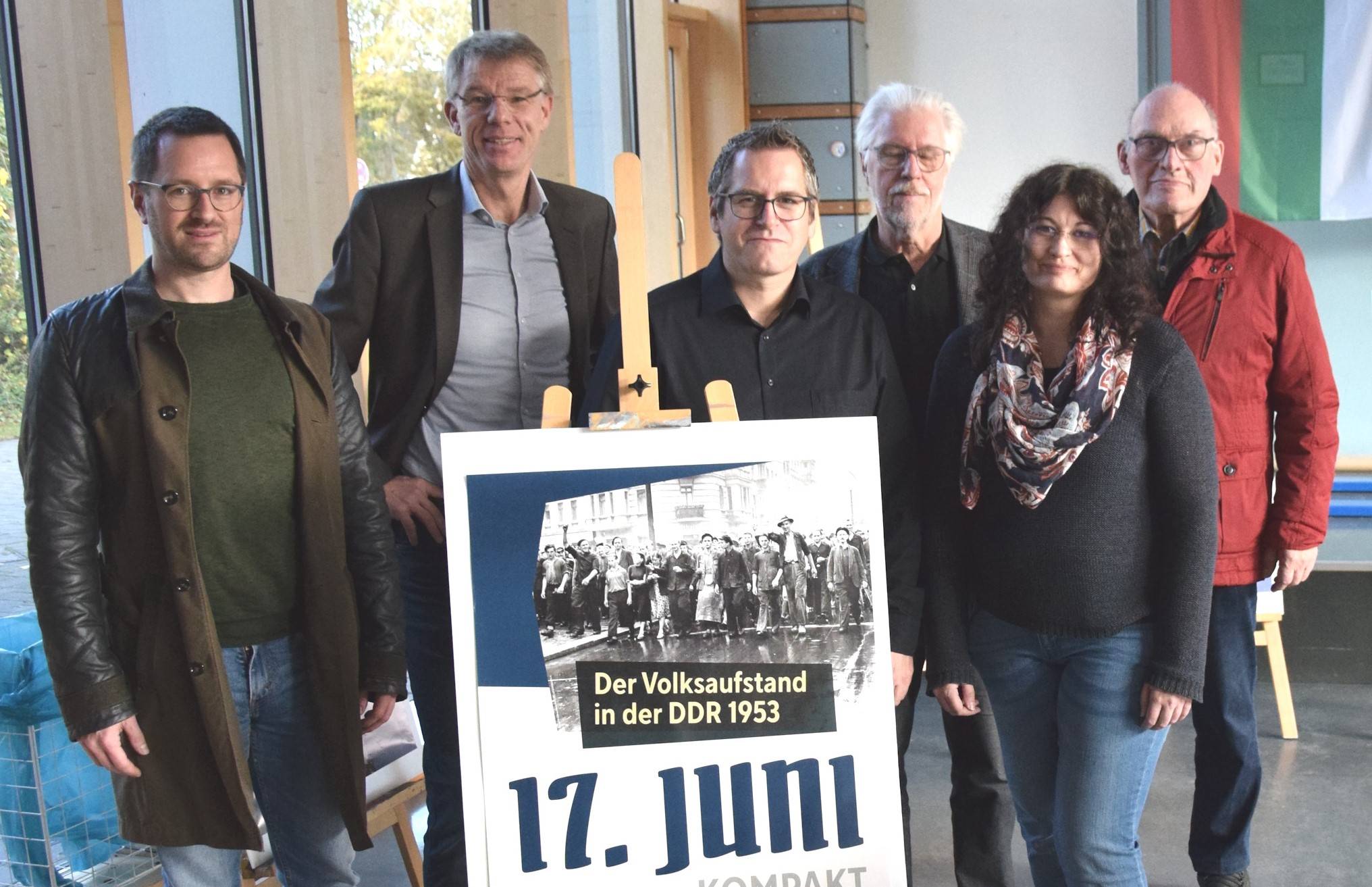  Stefan Merx (Fraktionsvorsitzender der FWG im Stadtrat), Dr. Oliver Großmann (stellvertretender Schulleiter Silverberg-Gymnasiums), Sascha Solbach (Bürgermeister), Jochen vom Berg (Fraktionsvorsitzender der „Grünen“ im Stadtrat), Christina Lausberg (Geschichtslehrerin am Silverberg-Gymnasium) und Heinz Obergrünner (Vorsitzender des Bedburger Geschichtsvereins) (von links). 