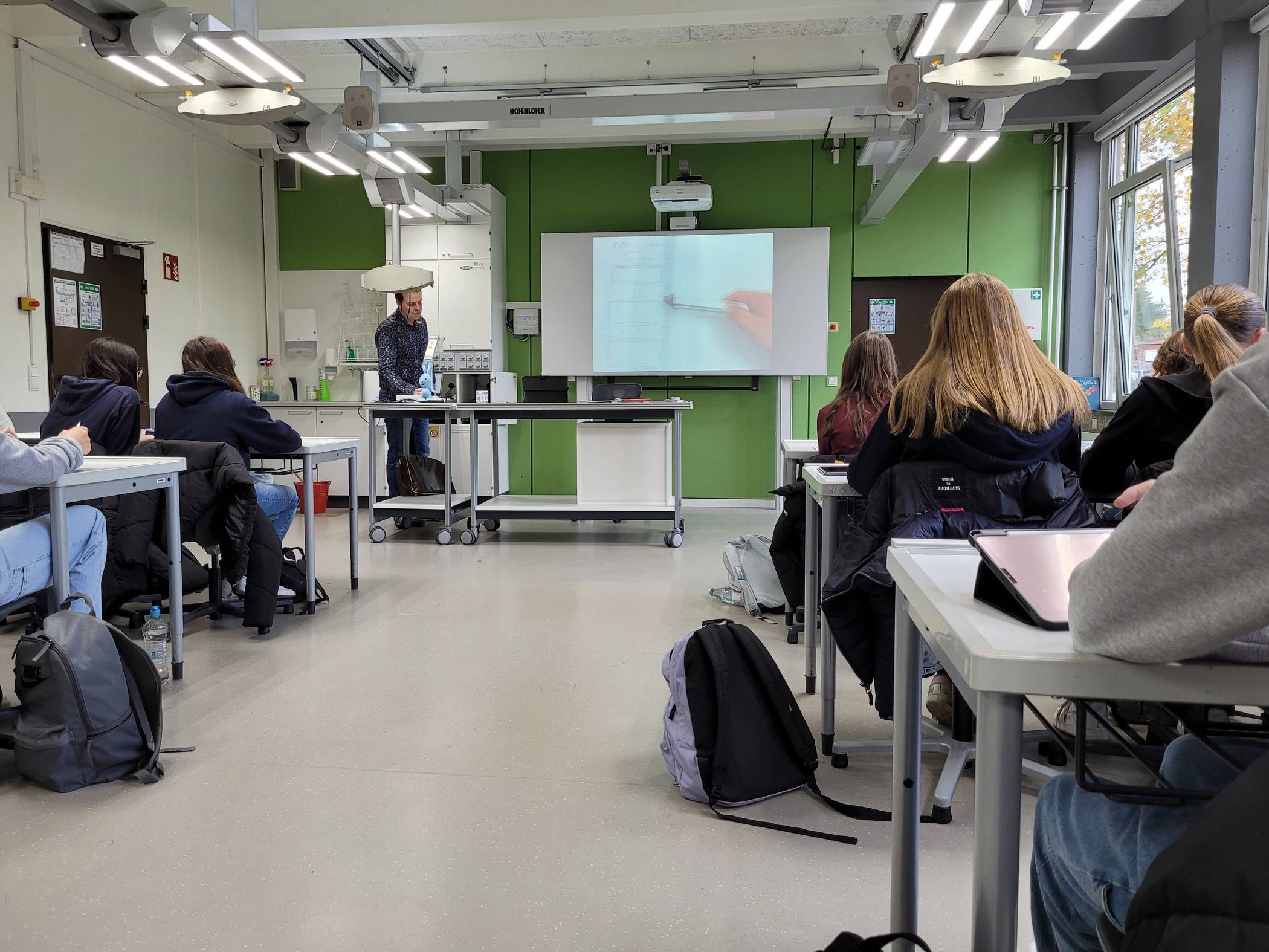  Schüler des Silverberg-Gymnasiums präsentierten Bürgermeister Sascha Solbach die Vorteile der digitalen Tafeln während einer Unterrichtsstunde. 