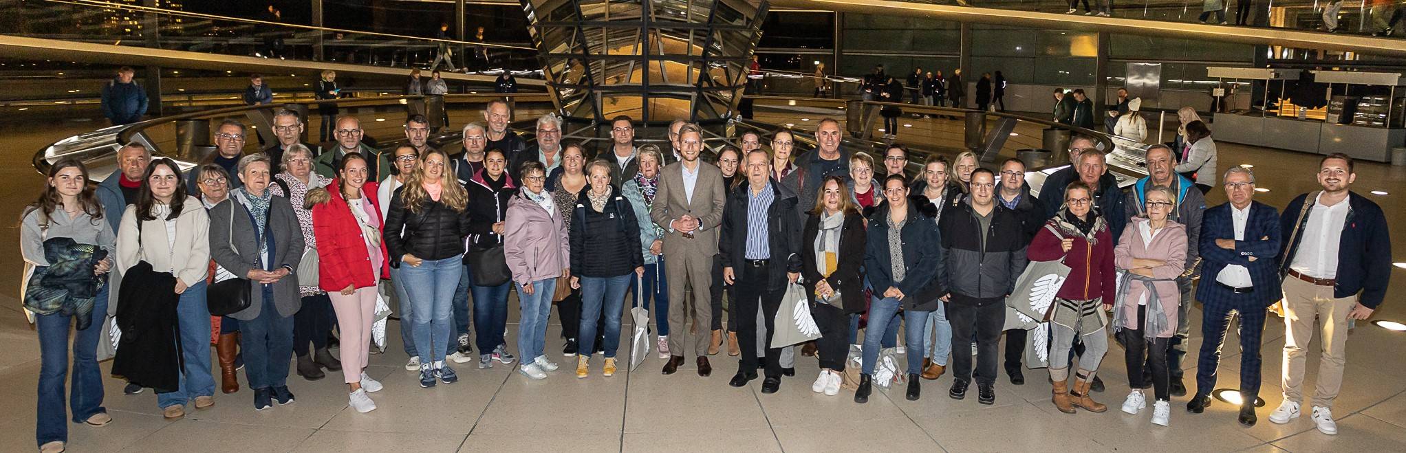 Gruppenfoto der Daniel-Rinkert-Besuchergruppe im Deutschen Bundestag