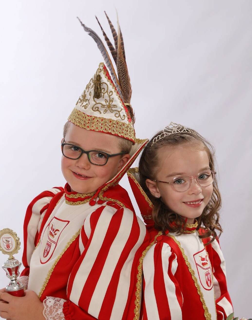  Sie eröffnen den Karneval am Gillbach: Prinz Jonas Kocks und Prinzessin Eva Esser. Zwei „Seepferdchen“ mitten im närrischen Treiben. 