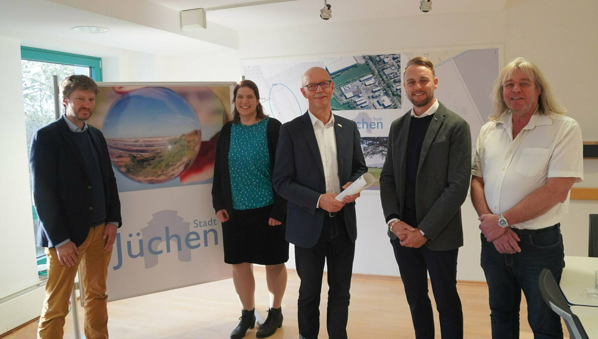 Von links: Jan-Martin von der Heide und Saskia Schrade vom Amt für Stadtentwicklung, Bürgermeister Harald Zillikens sowie Sven Bacher und Winfried Goerge von der Bezirksregierung Köln.  