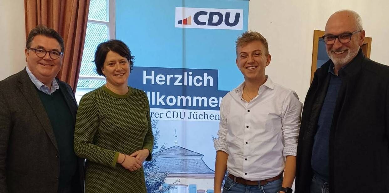   Von links: Ansgar Heveling MdB, stellvertretende Landrätin Katharina Reinhold, Justin Krönauer und Ralf Cremers.  