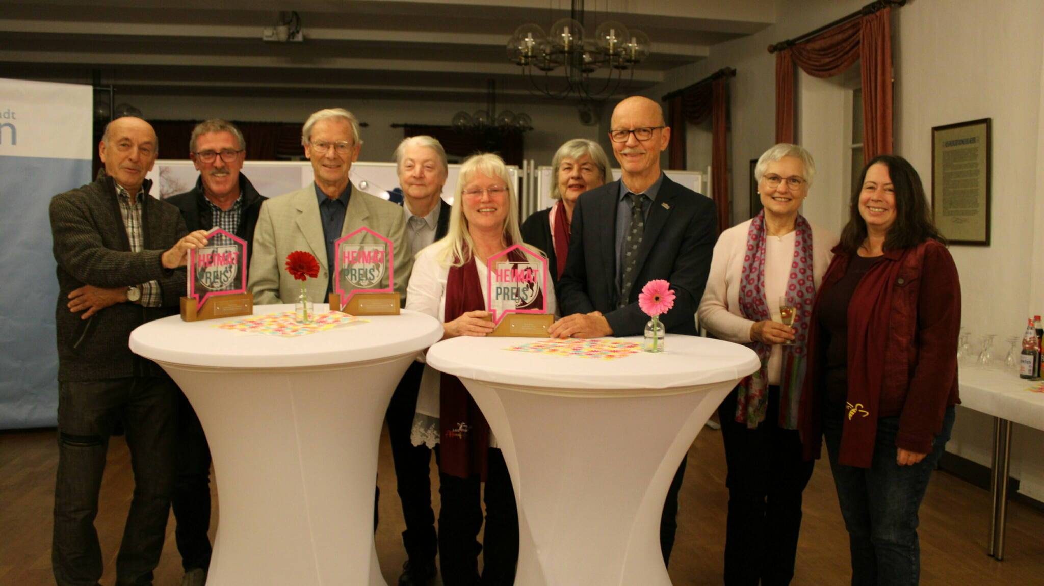 Bürgermeister Harald Zillikens mit den Gewinnern des Heimatpreises 2023.  