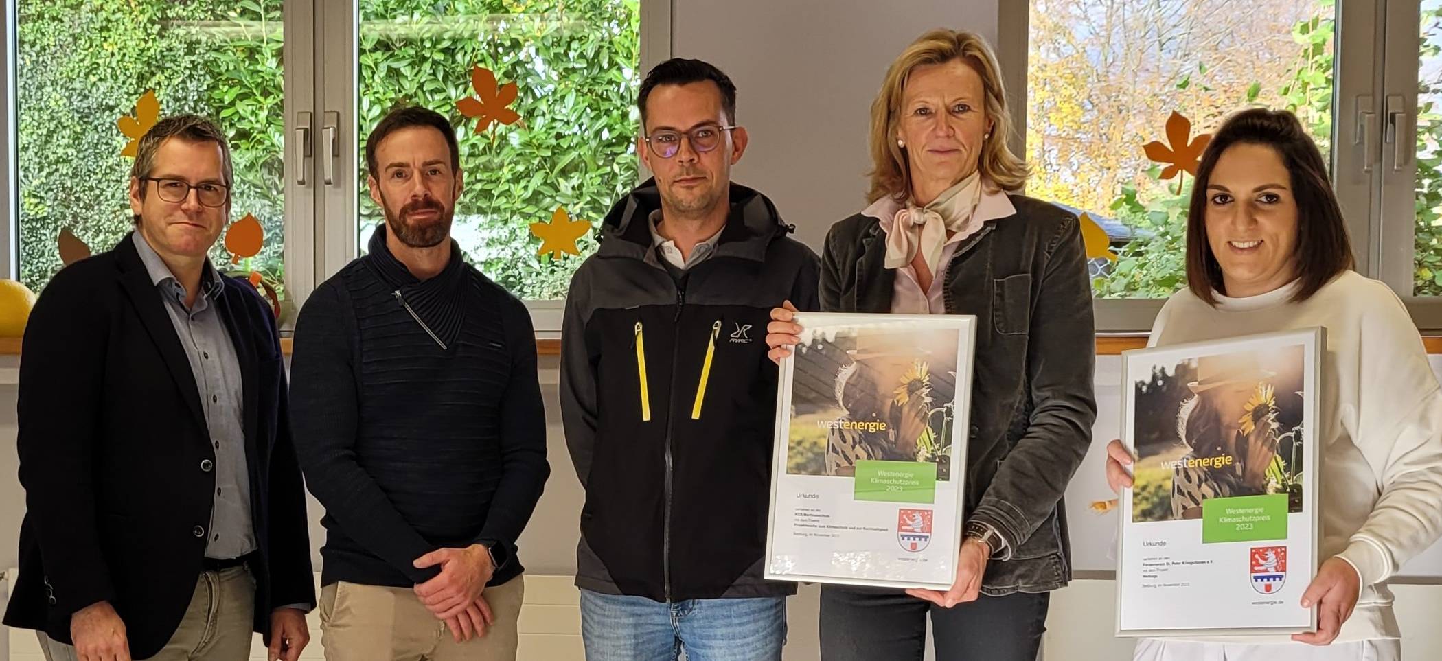  Sascha Solbach (Bürgermeister Stadt Bedburg); Michael Kesternich (Kommunalbetreuer „Westenergie“), Christian Tippelt (Förderverein Martinusschule Kaster), Mirjam Herrwegen (Schulleiterin Martinusschule Kaster), Jennifer Pelzer (Förderverein KiTa „St. Peter“ Königshoven) (von links) bei der Preisverleihung. 