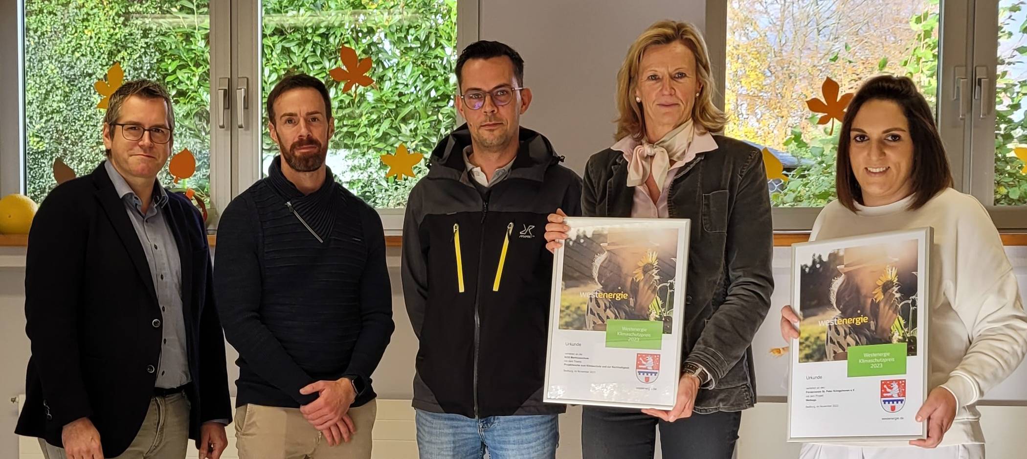  Sascha Solbach (Bürgermeister Stadt Bedburg); Michael Kesternich (Kommunalbetreuer „Westenergie“), Christian Tippelt (Förderverein Martinusschule Kaster), Mirjam Herrwegen (Schulleiterin Martinusschule Kaster), Jennifer Pelzer (Förderverein KiTa „St. Peter“ Königshoven) (von links) bei der Preisverleihung. 