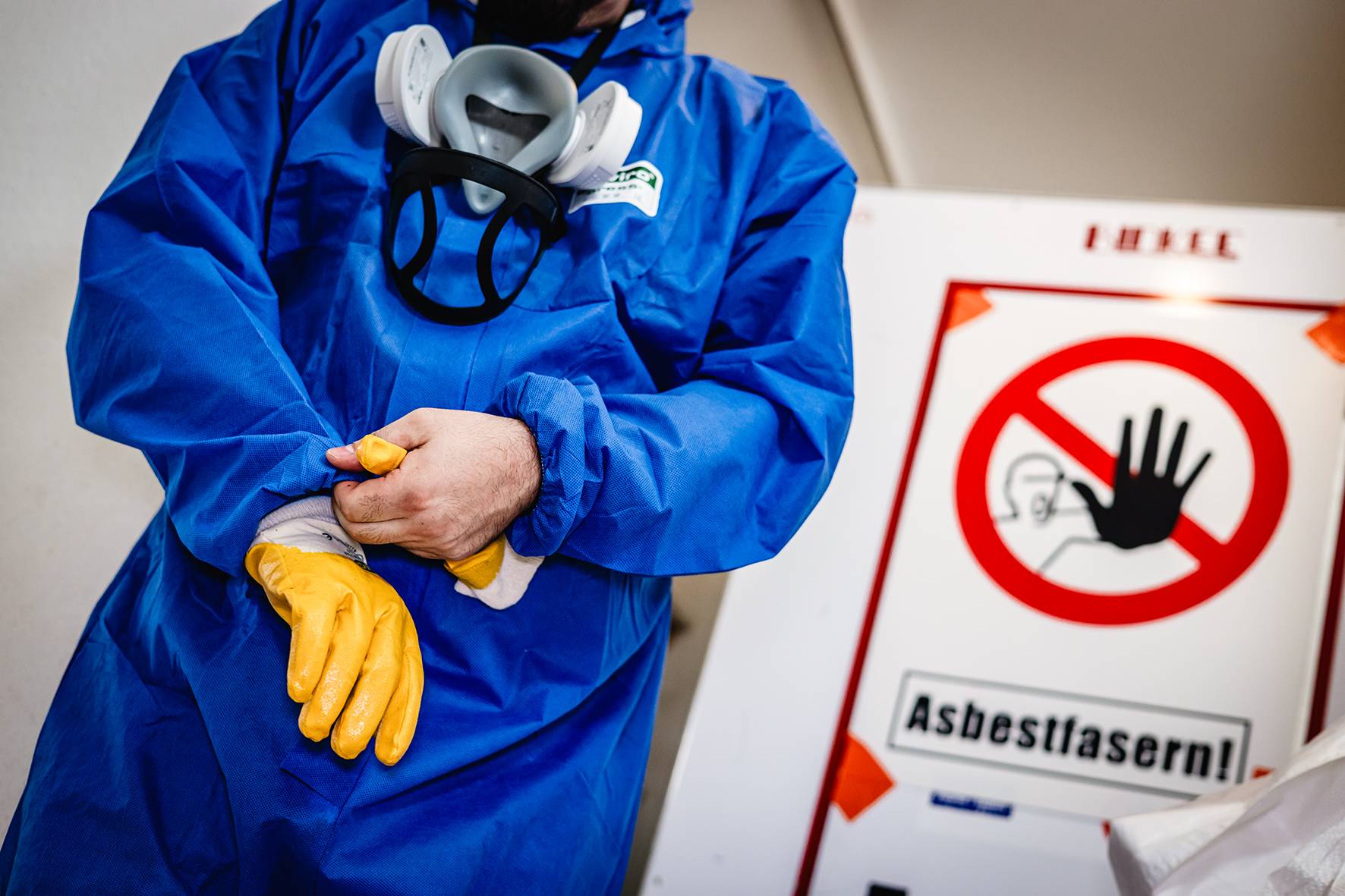  So läuft Asbest-Sanierung: Overall, Atemschutzmaske, Handschuhe und dazu noch eine Schutzbrille. „KomplettSchutz ist ein Muss“, sagt die Bau-Gewerkschaft. 