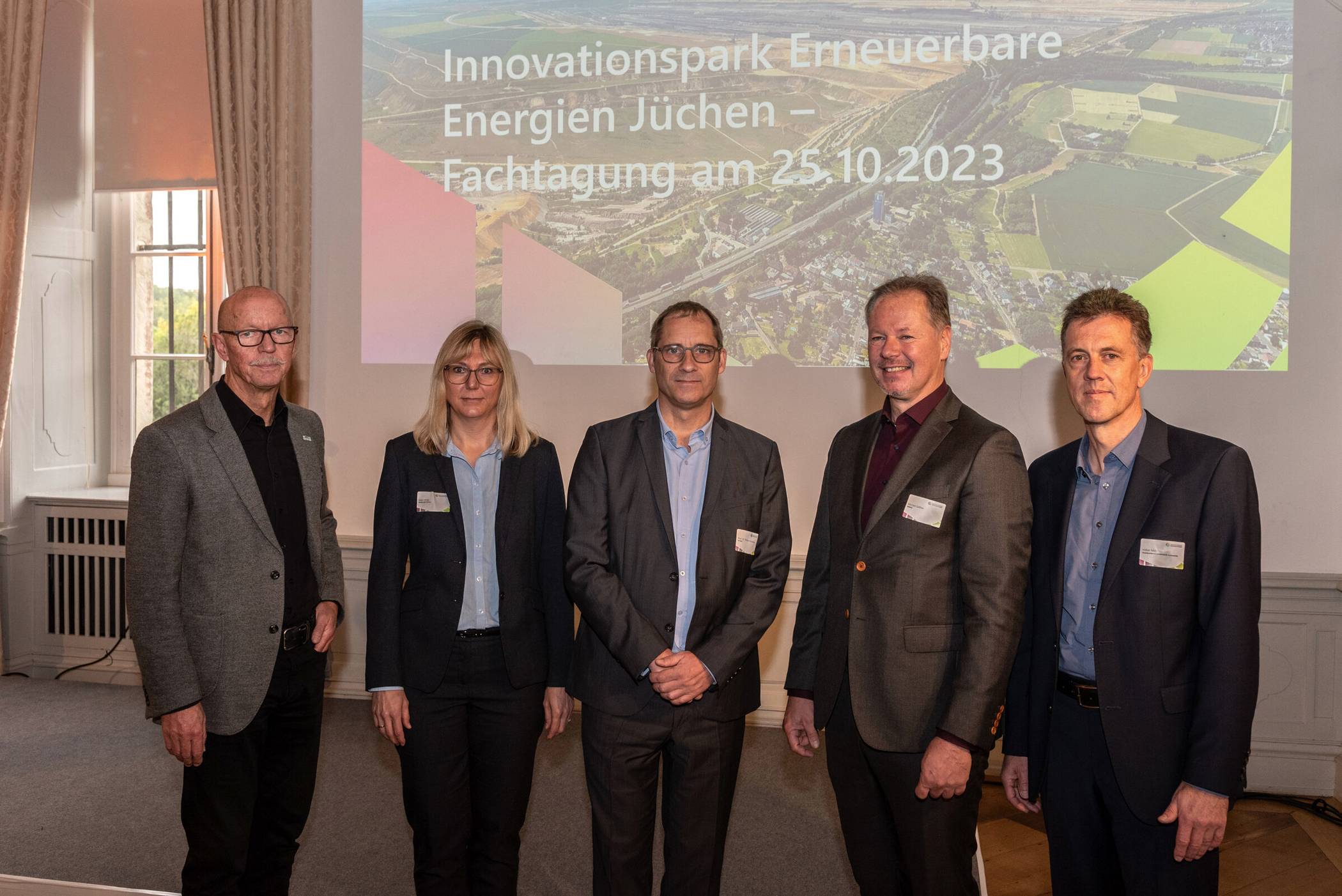  Von links: Harald Zillikens, Bürgermeister von Jüchen, Katja Witte (Wuppertal Institut), Prof. Thorsten Schneiders (TH Köln), Michael Geßner (NRW-Wirtschaftsministerium sowie Volker Mielchen (Zweckverband LANDFOLGE Garzweiler).  