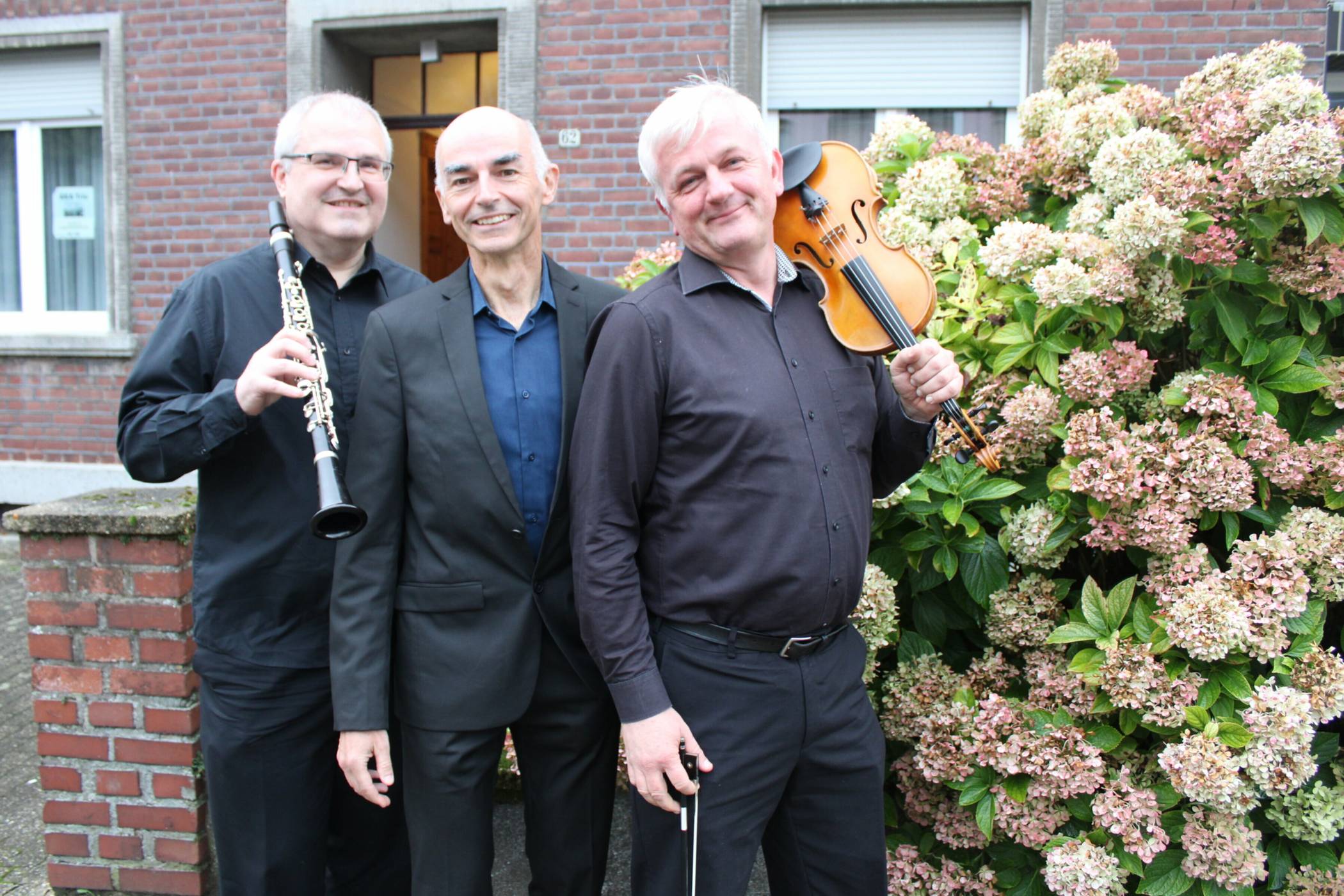 Haben sich lange gesucht und endlich gefunden: Cellist und Klarinettist Dr. Andreas Missel (60), Pianist Klaus Eckert (60) und Andreas Illgner (57), der sowohl Geige als auch Viola spielt. Zusammen bilden sie seit 2018 das „AKA-Trio“.