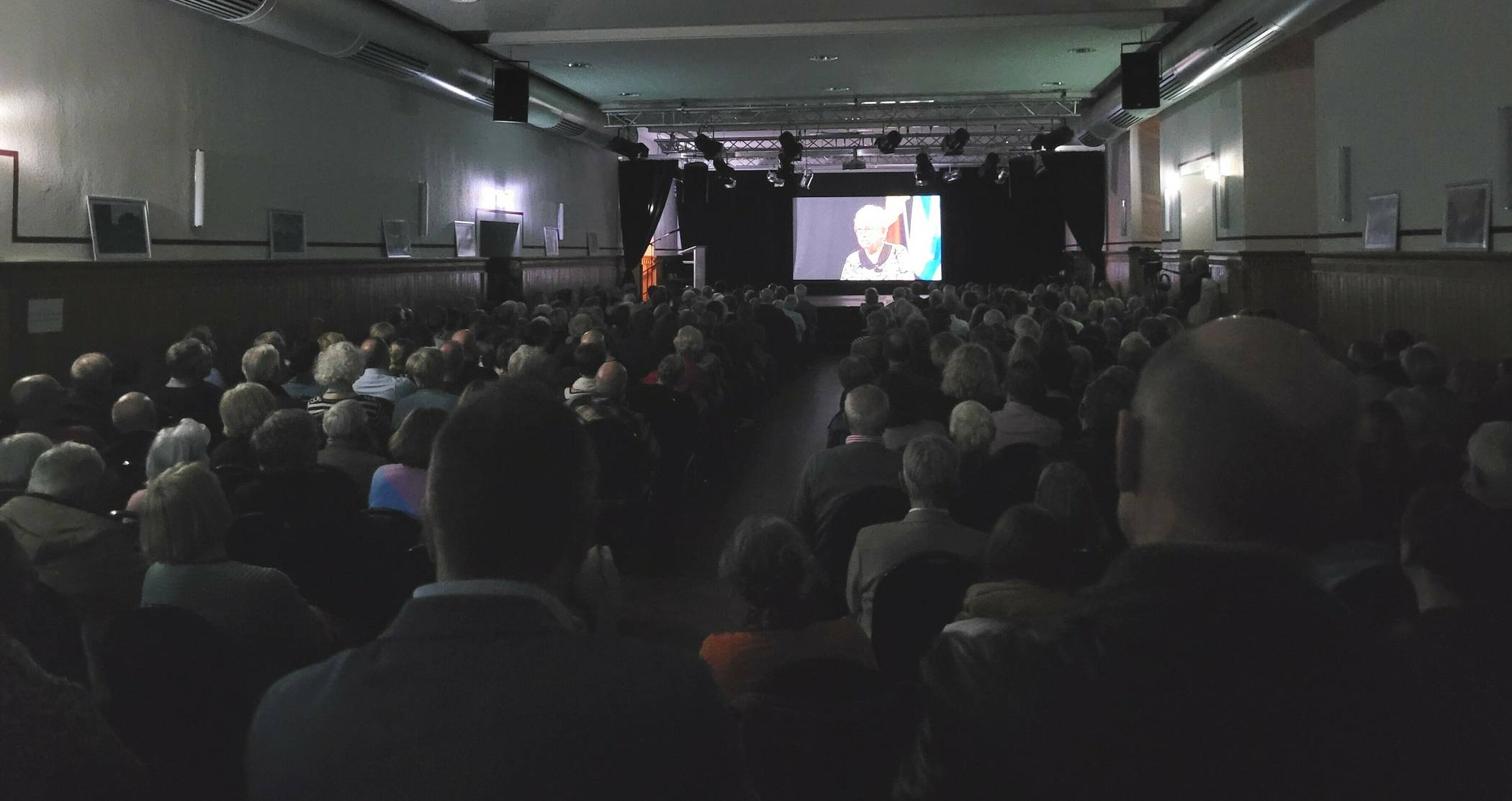  280 Menschen kamen zur Premiere des Films „Nicht Vergessen“ ins Bedburger Schloss. 