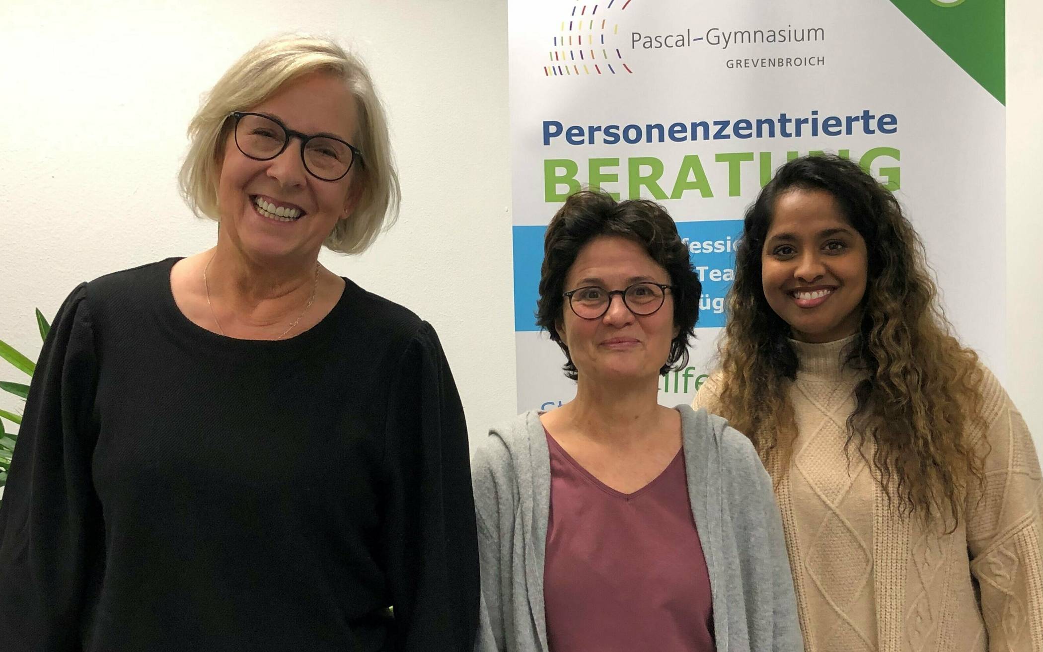 Das Führungs-Trio (von links): Christine Hesse (Psychologin), Gudrun Mertens-Döhling (Schulsozialarbeiterin) und Sharmily Nathan (Berufs- und Studien-Orientierung)