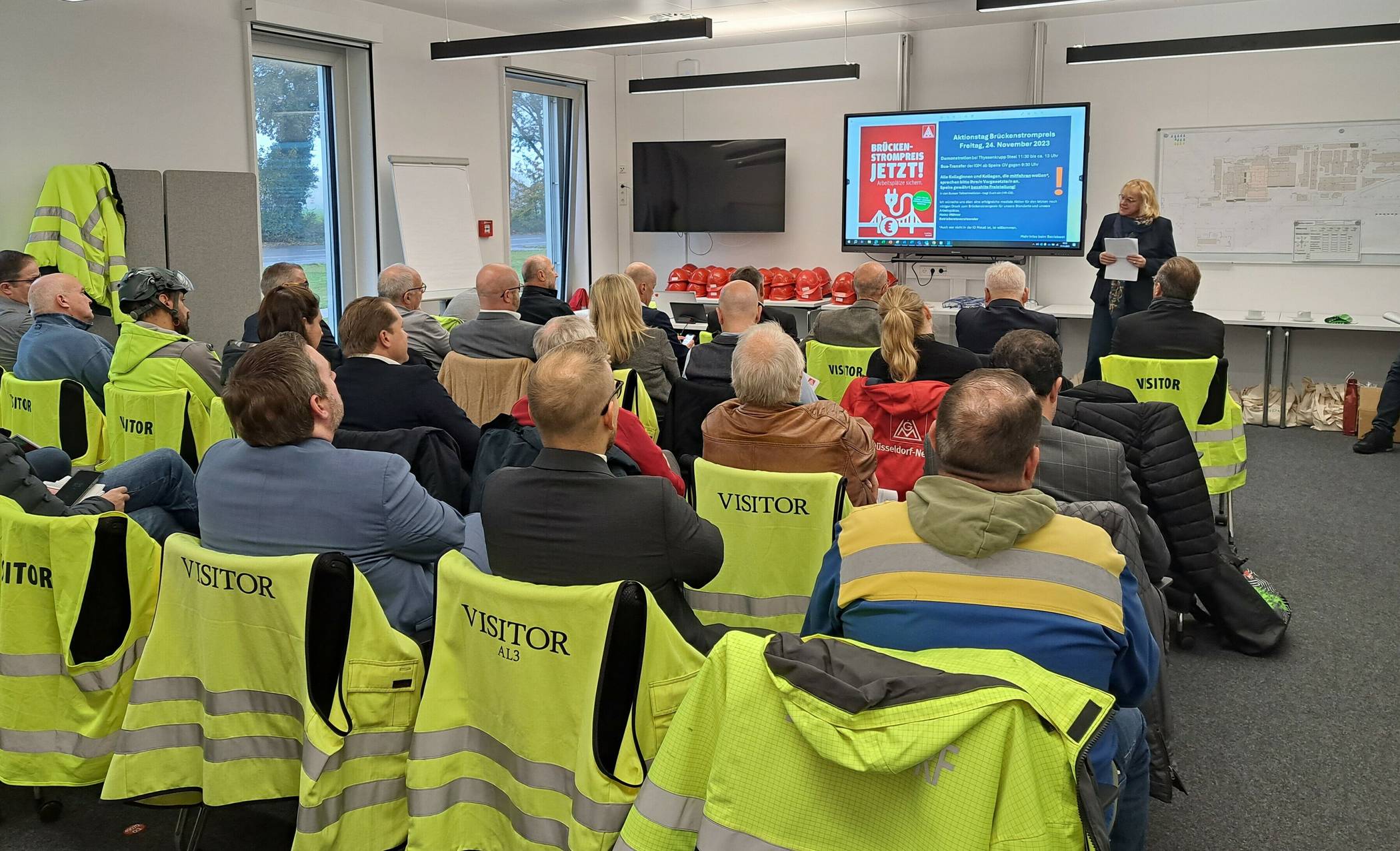  Betriebsräte, Gewerkschaftsvertreter*innen und Kommunalpolitiker im "Speira"-Werk in Grevenbroich. 