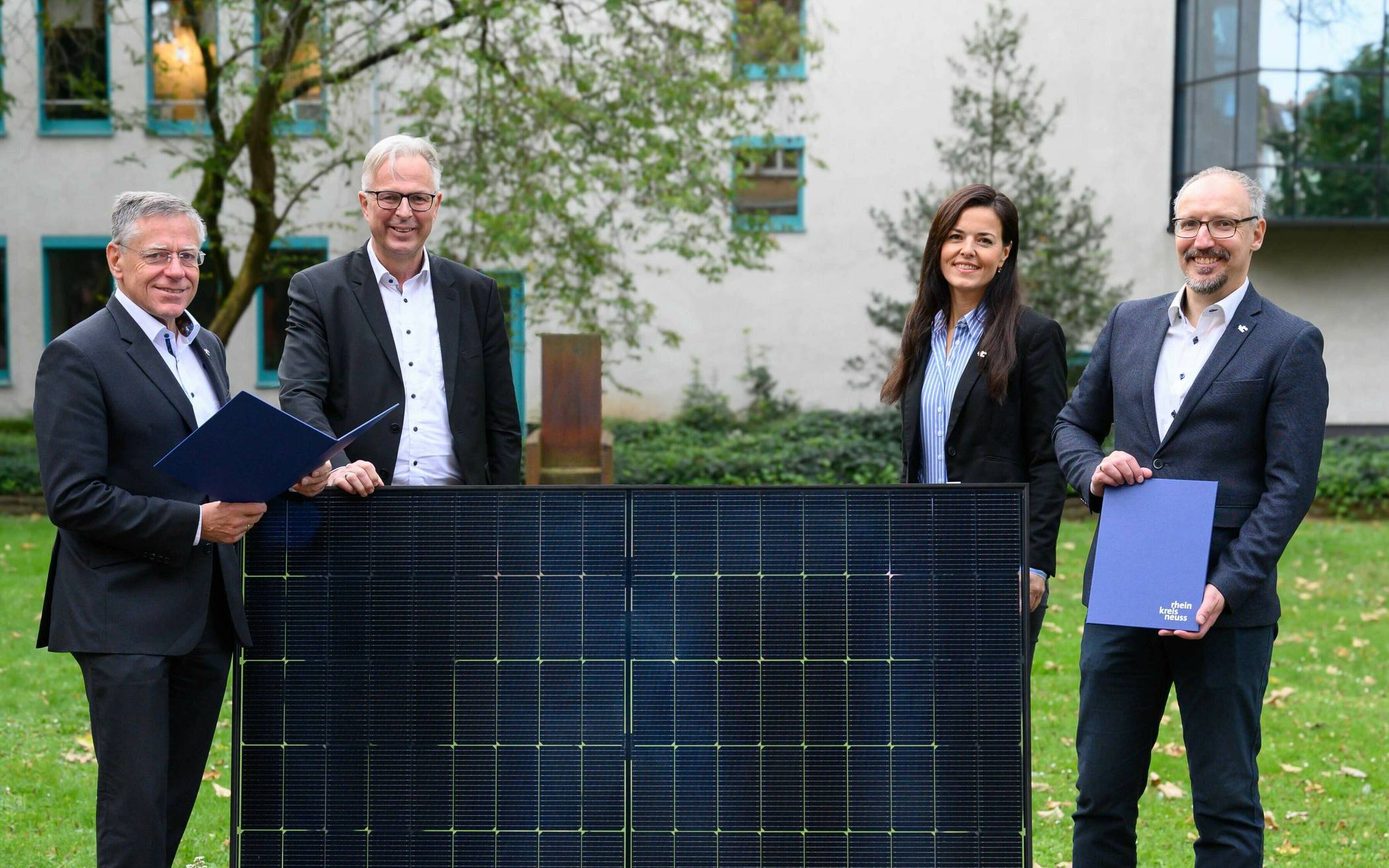  Die Energiewende im Blick (von links): Landrat Hans-Jürgen Petrauschke, Kreisdirektor Dirk Brügge, Klimaschutzmanagerin Ina Grothe und Marcus Temburg (Leiter des Amtes für Entwicklungs- und Landschaftsplanung, Bauen und Wohnen).  