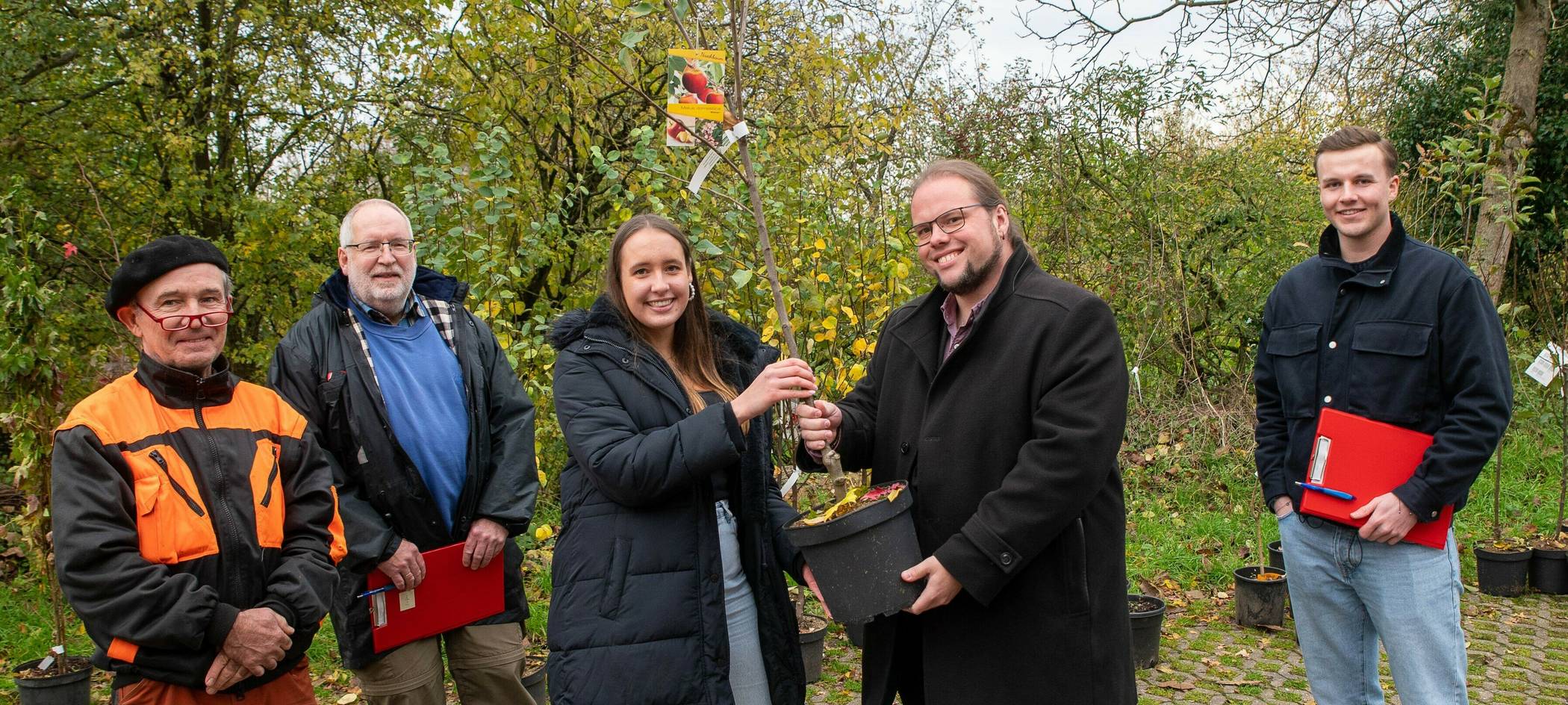 Die „Klimabäume“-Aktion des Rhein-Kreises stieß wieder auf große Resonanz (von links): Axel Kriegler, Bernd Lufen, Melina Jobs, Dezernent Gregor Küpper und Simon Sasse.
