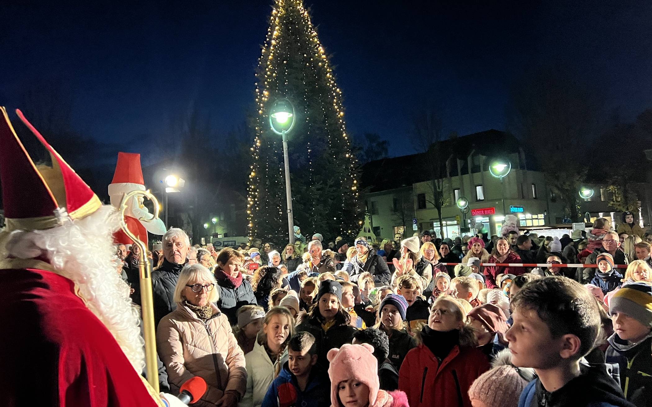 Traditionelles „Anknipsen“ auf dem Jüchener Markt