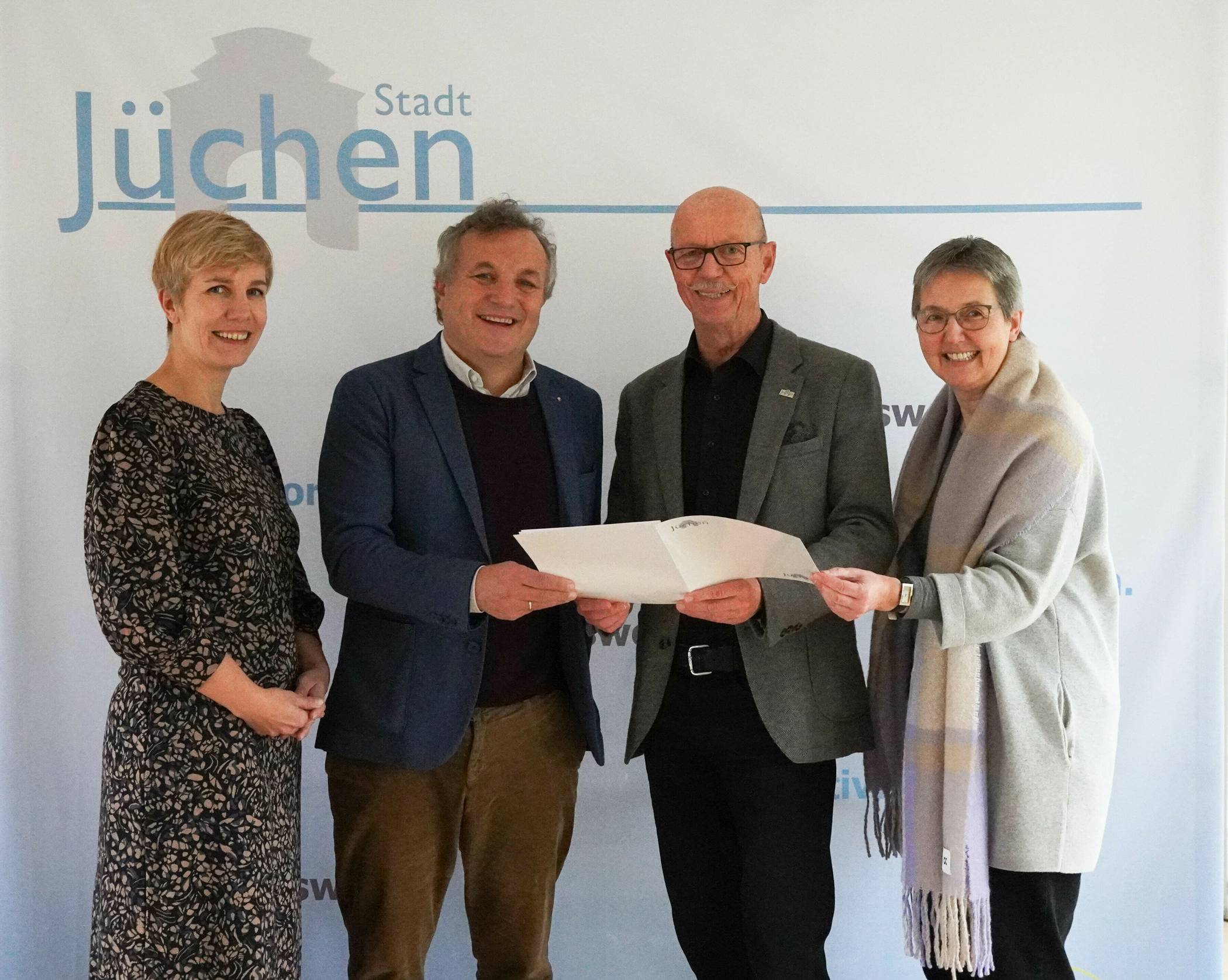 Von links: Annette Gratz (Stadt Jüchen), Hermann Josef Thiel (Caritas-Vorstand), Bürgermeister Harald Zillikens und Bettina Kasche (Caritas).  