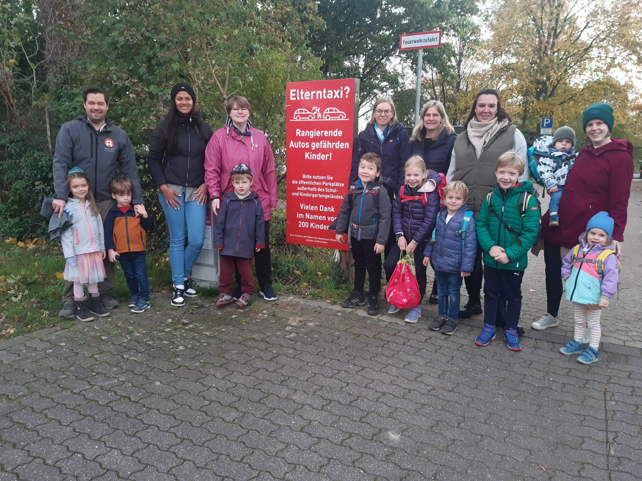  In Bedburdyck/Stessen setzen sich Eltern der Grundschüler und KiTa-Kinder gegen Elterntaxis ein.  