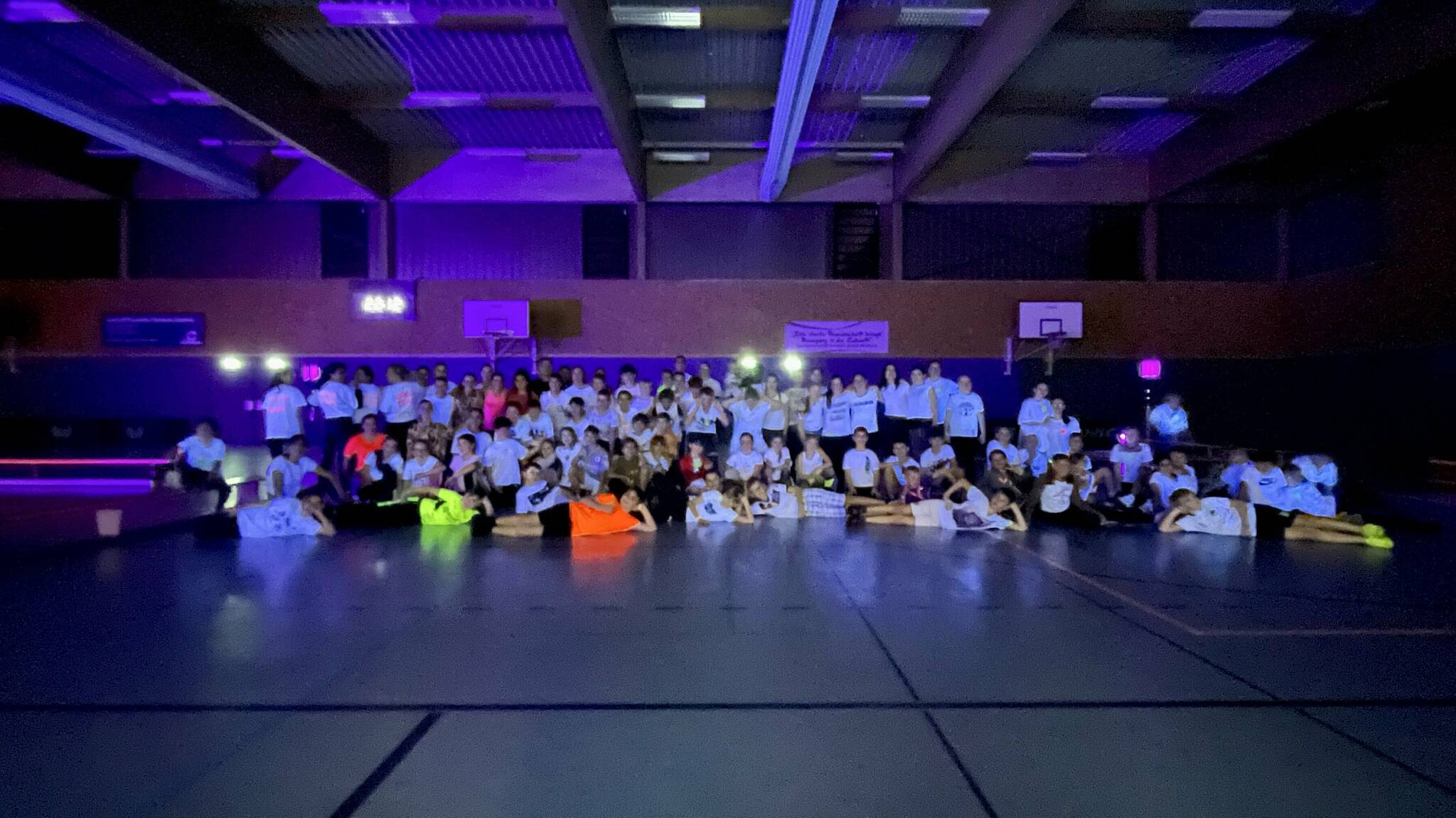 Viele Kids waren der Einladung der Sportjugend des Kreises zum Schwarzlicht-Völkerball-Turnier gefolgt.  