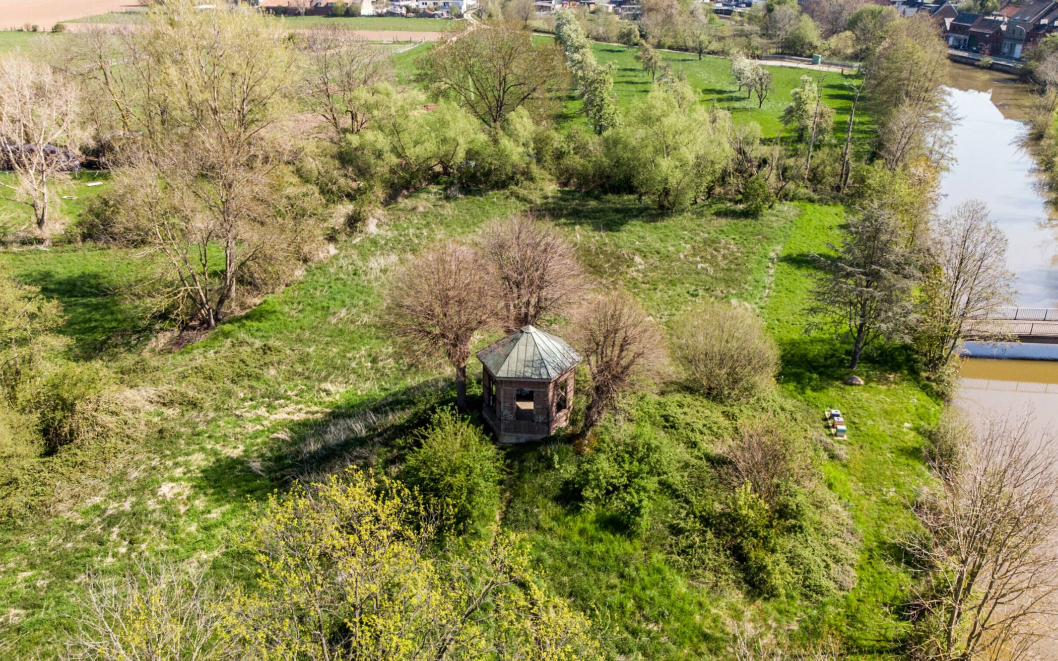  Ein Luftbild der „Motte“ im Zubend mit dem Pavillon. 