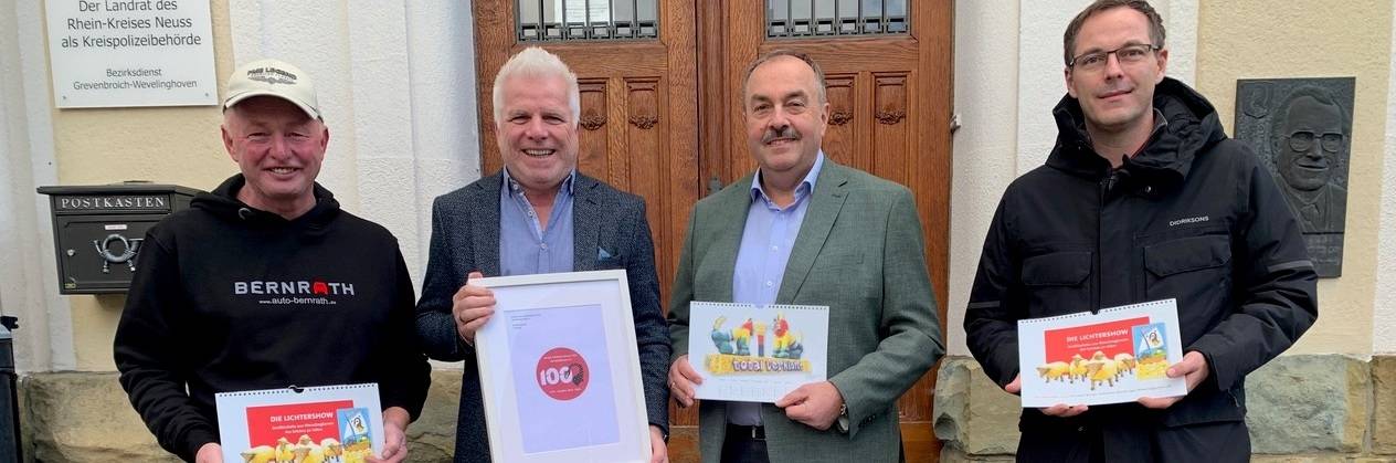 Der Präsident präsentiert die Sponsoren des Bildkalenders „Die Lichtershow“ (von links): Claus Bernrath, Präsident Marcus Odenthal, Alexander Klömpges und Dr. Sebastian Leuffen.