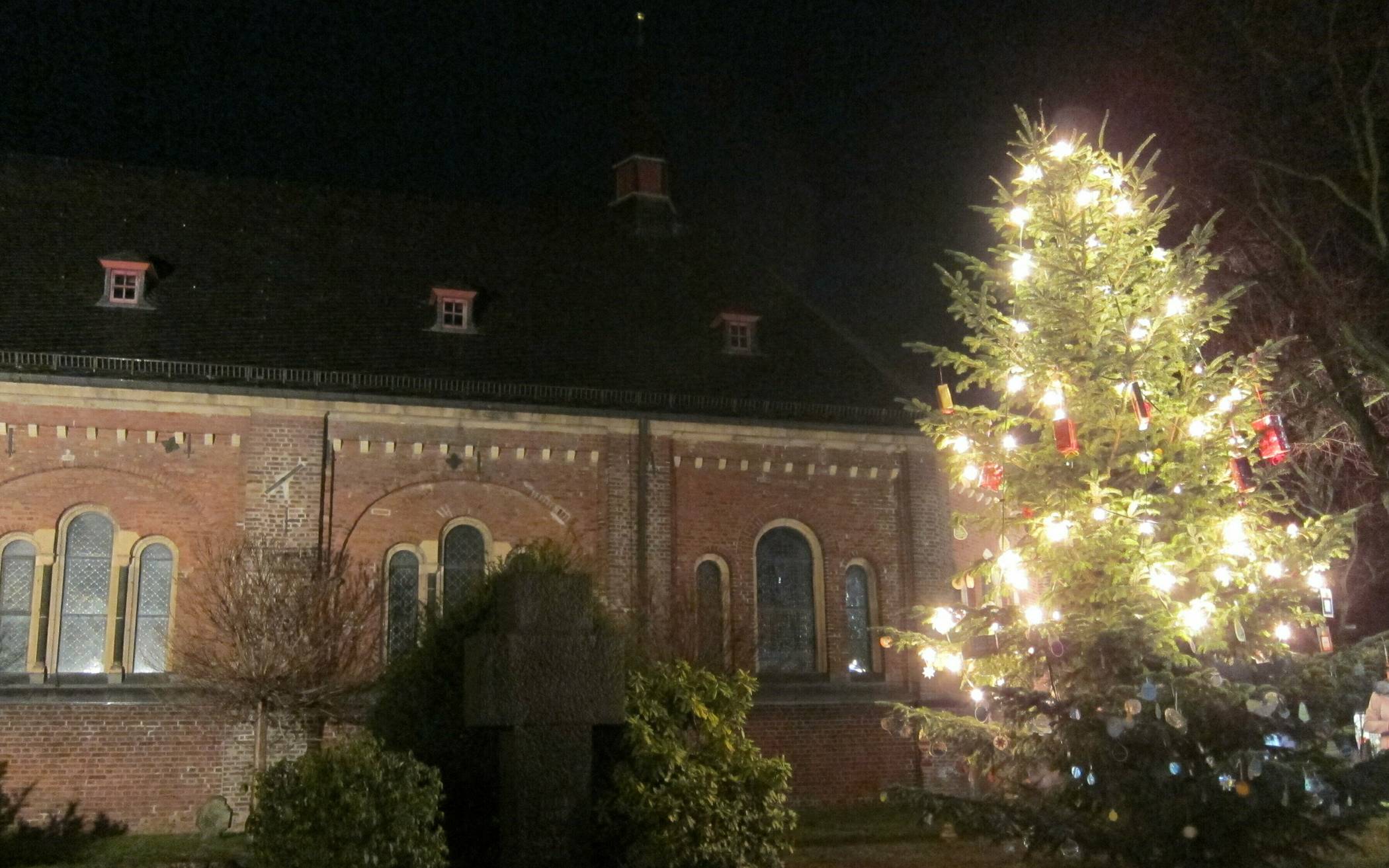  Der schönste Platz, um in vorweihnachtliche Stimmung zu kommen: Die Jakobus-Kirche in Neukirchen mit dem imposanten Christbaum. 