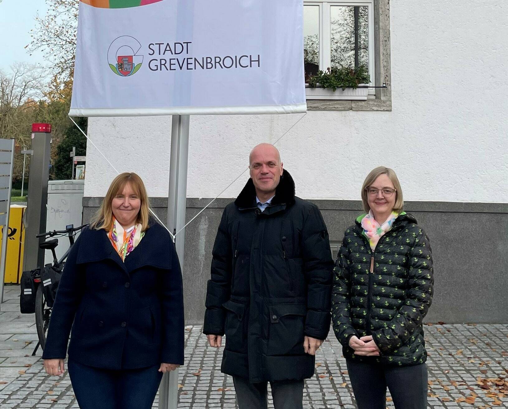  Cornelia Leufgen (Gleichstellungsbeauftragte der Stadt), Bürgermeister Klaus Krützen und Silke Behr (Vize-Gleichstellungsbeauftragte der Stadt) 