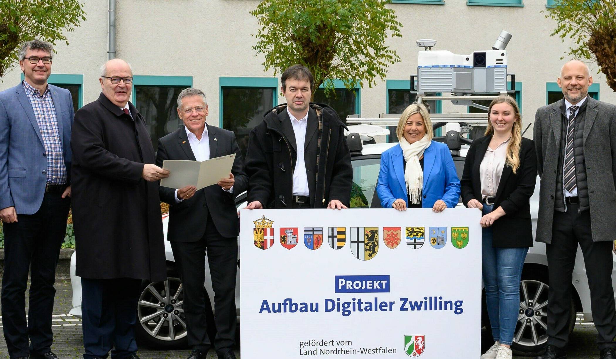 Großer Bahnhof für den „digitalen Zwilling“: Thomas Hermans (Bezirksregierung), Bettina Scholten (Stadt Meerbusch), Florian Herpel (Stadt Grevenbroich), Thomas Hunsteger-Petermann (Landesbeauftragter für interkommunale Zusammenarbeit im MHKBD), Landrat Hans-Jürgen Petrauschke, Martin Stitz (Stadt Neuss), Ursula Baum (Stadt Kaarst), Jana Brekow (Rhein-Kreis), Carsten Kießling (Dezernent der Bezirksregierung), Maximilian Hampel (Stadt Jüchen), Nils Ludwig (MHKBD) und Markus Drohen (Stadt Korschenbroich).