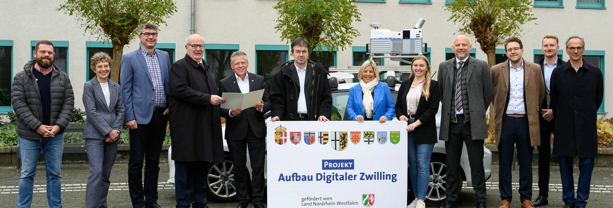 Großer Bahnhof für den „digitalen Zwilling“: Thomas Hermans (Bezirksregierung), Bettina Scholten (Stadt Meerbusch), Florian Herpel (Stadt Grevenbroich), Thomas Hunsteger-Petermann (Landesbeauftragter für interkommunale Zusammenarbeit im MHKBD), Landrat Hans-Jürgen Petrauschke, Martin Stitz (Stadt Neuss), Ursula Baum (Stadt Kaarst), Jana Brekow (Rhein-Kreis), Carsten Kießling (Dezernent der Bezirksregierung), Maximilian Hampel (Stadt Jüchen), Nils Ludwig (MHKBD) und Markus Drohen (Stadt Korschenbroich).