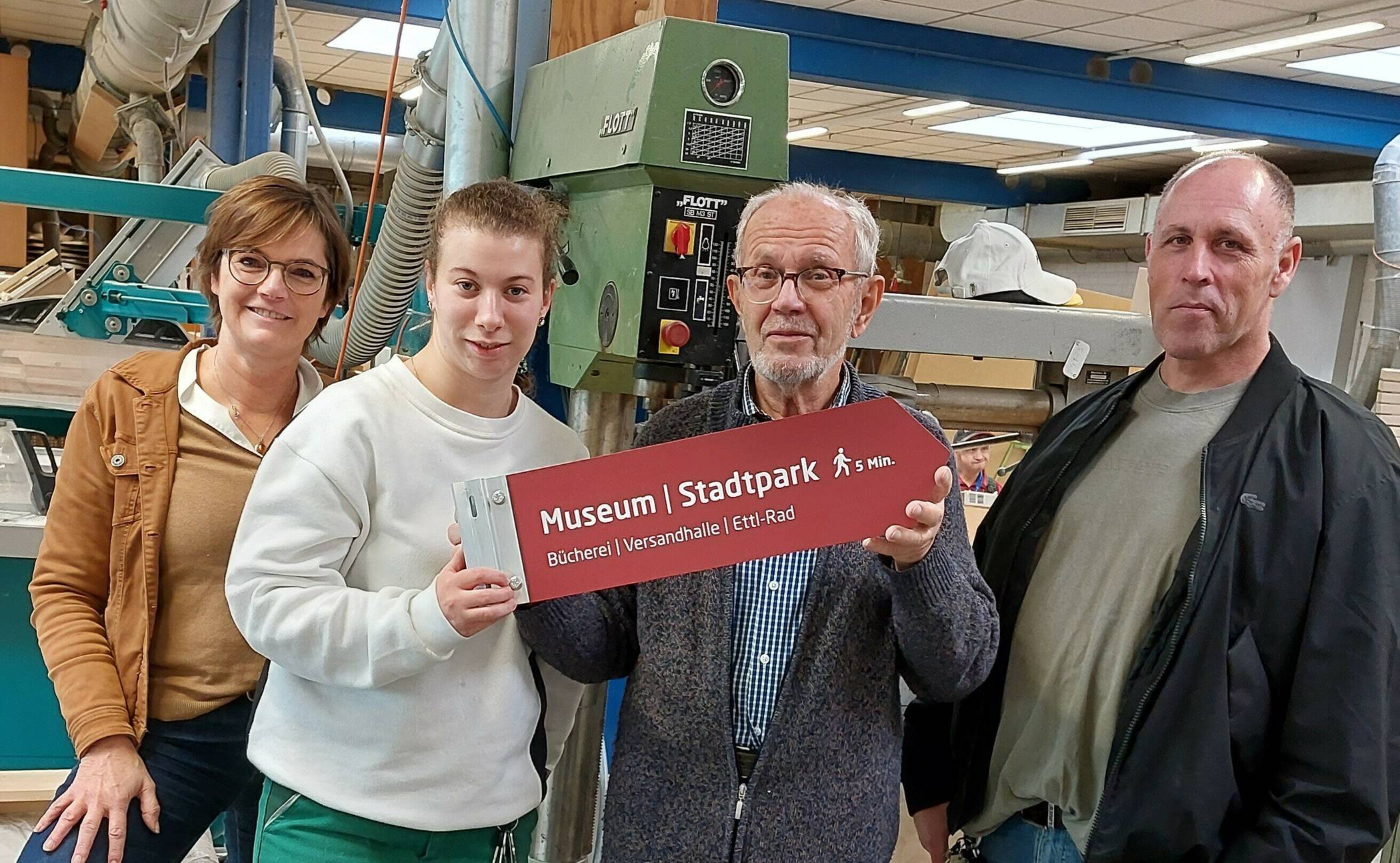 Im Bild von links: Andrea Istas (GFWS), ein Mitarbeiter der Varius-Werkstätten, Walter Flöck (Verkehrsverein) und Michael Jäger (Stadtbetriebe).  