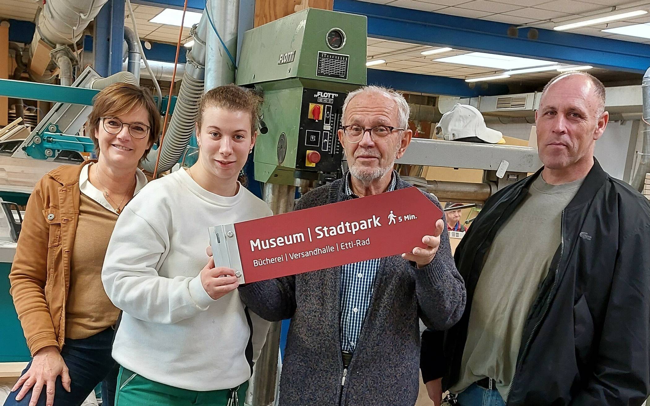 Im Bild von links: Andrea Istas (GFWS), ein Mitarbeiter der Varius-Werkstätten, Walter Flöck (Verkehrsverein) und Michael Jäger (Stadtbetriebe).  